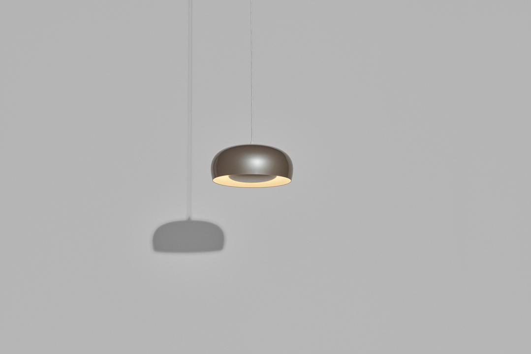 Kleine Pendelleuchte Brush von Petite Friture mit Lampenschirm aus Aluminium in Kuppel- und Pastillenform, Gestell aus Stahl, Farbe Beetle.