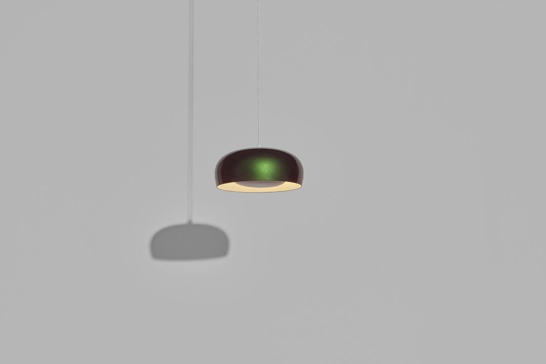 Kleine Pendelleuchte Brush von Petite Friture mit Lampenschirm aus Aluminium in Kuppel- und Pastillenform, Gestell aus Stahl, Farbe Beetle.