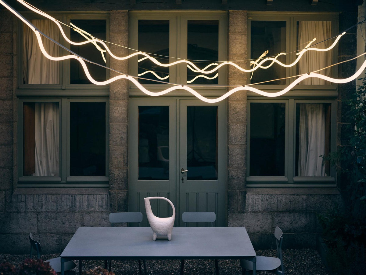 Pendelleuchte Spline in Braun/Orange aus Polyester, Silikon und Aluminium, mit langem LED-Lichtband und gewebtem Seil für Innen- und Aussenbereich.