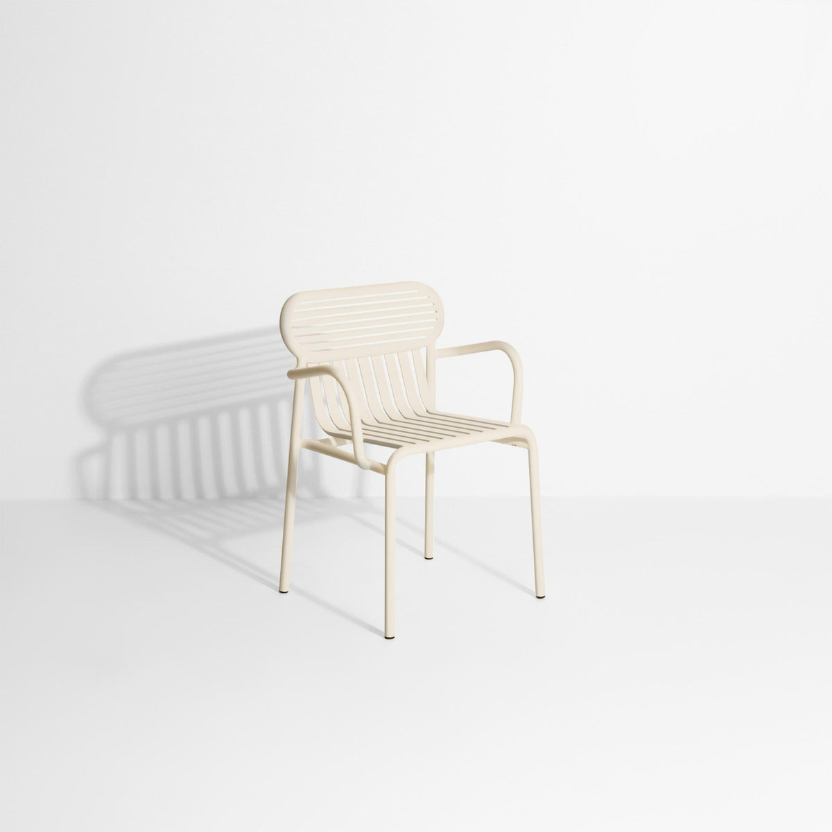 Week-End Gartenstuhl mit Armlehne von Petite Friture in Gold, aus Aluminium mit gerahmter ovaler Form und horizontalen Lamellen.
