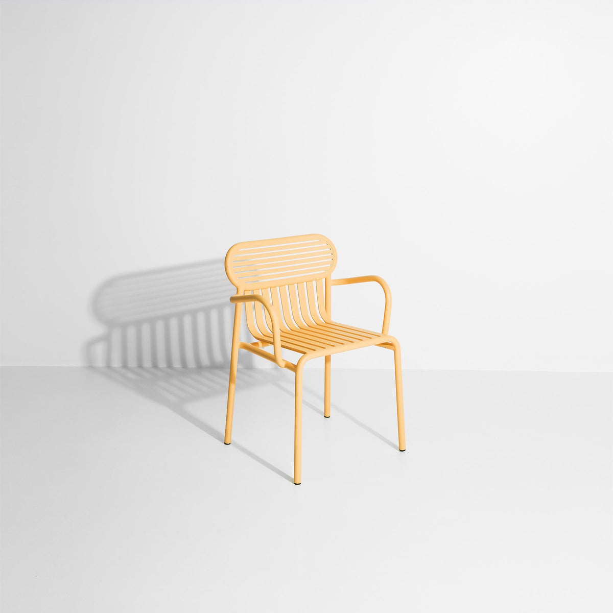 Week-End Gartenstuhl mit Armlehne von Petite Friture in Gold, aus Aluminium mit gerahmter ovaler Form und horizontalen Lamellen.