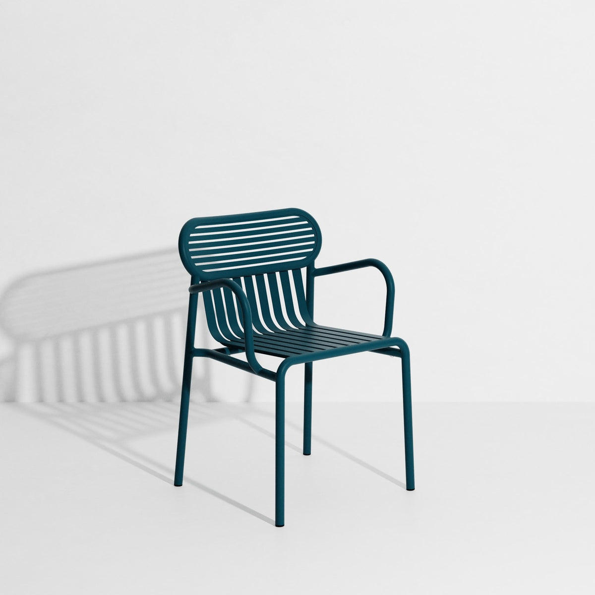 Week-End Gartenstuhl mit Armlehne von Petite Friture in Gold, aus Aluminium mit gerahmter ovaler Form und horizontalen Lamellen.