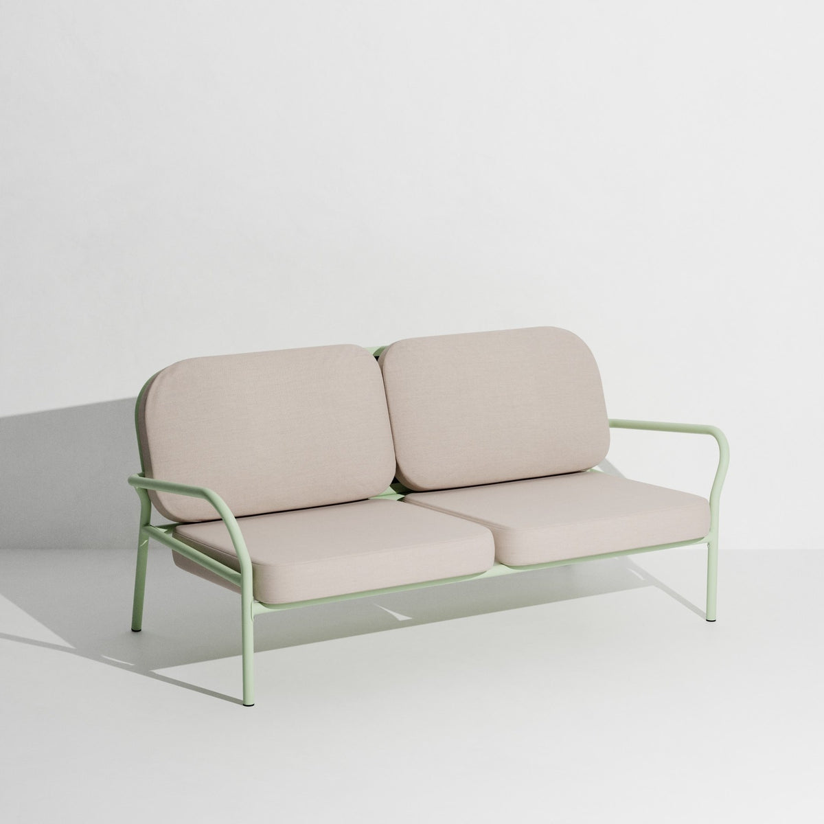Week-End Gartenbank mit Armlehne von Petite Friture in Gold, Aluminium mit gerahmter ovaler Form und Lamellenstruktur.