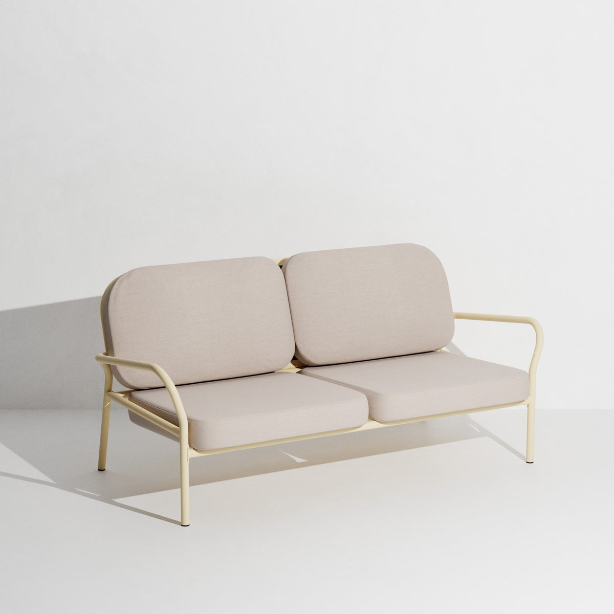 Week-End Gartenbank mit Armlehne von Petite Friture in Gold, Aluminium mit gerahmter ovaler Form und Lamellenstruktur.