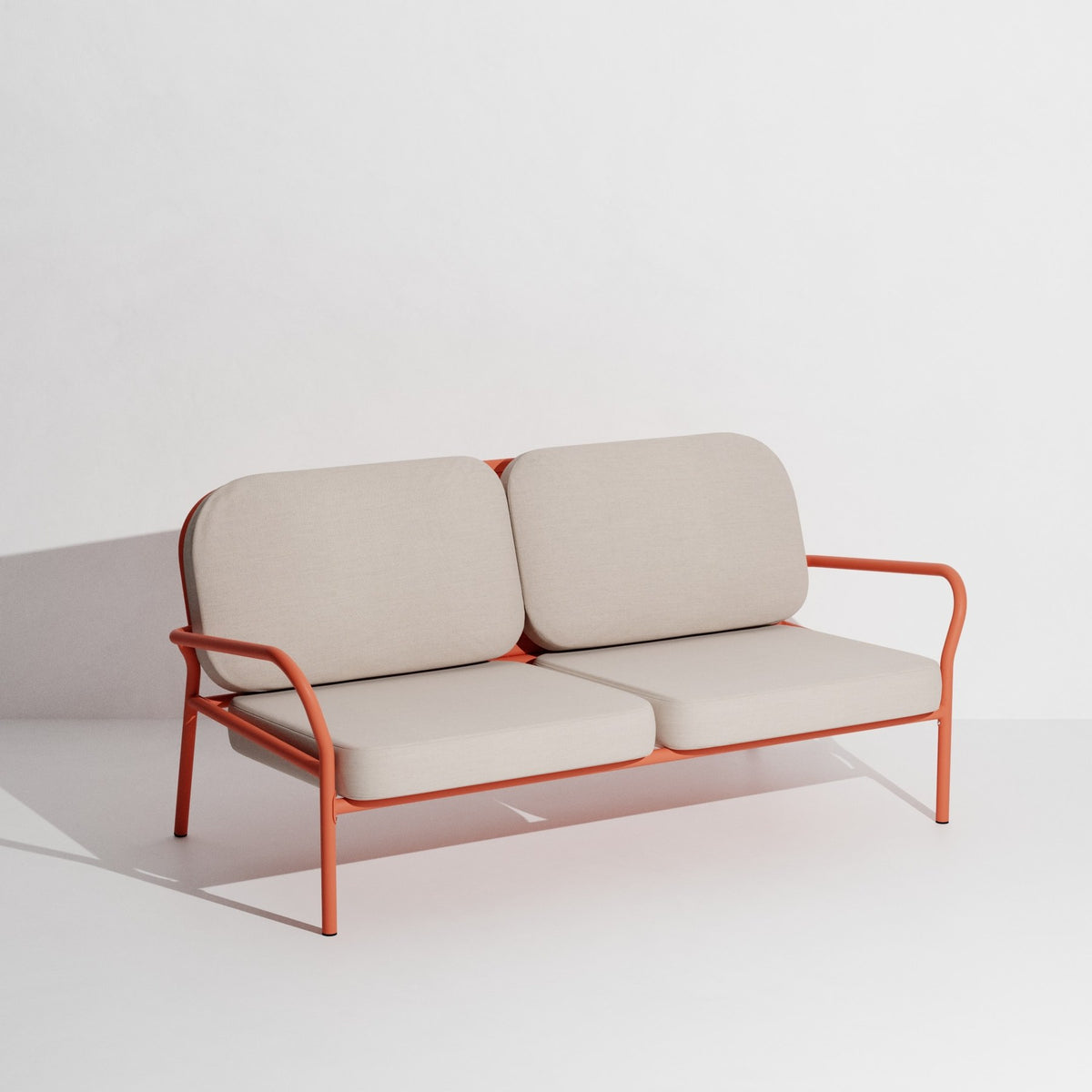 Week-End Gartenbank mit Armlehne von Petite Friture in Gold, Aluminium mit gerahmter ovaler Form und Lamellenstruktur.