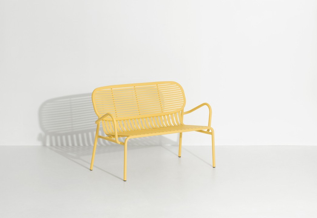 Week-End Gartenbank mit Armlehne von Petite Friture in Gold, Aluminium mit gerahmter ovaler Form und Lamellenstruktur.