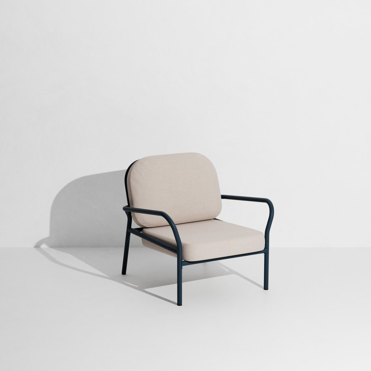 Week-End Gartenbank mit Armlehne von Petite Friture in Gold, Aluminium mit gerahmter ovaler Form und Lamellenstruktur.
