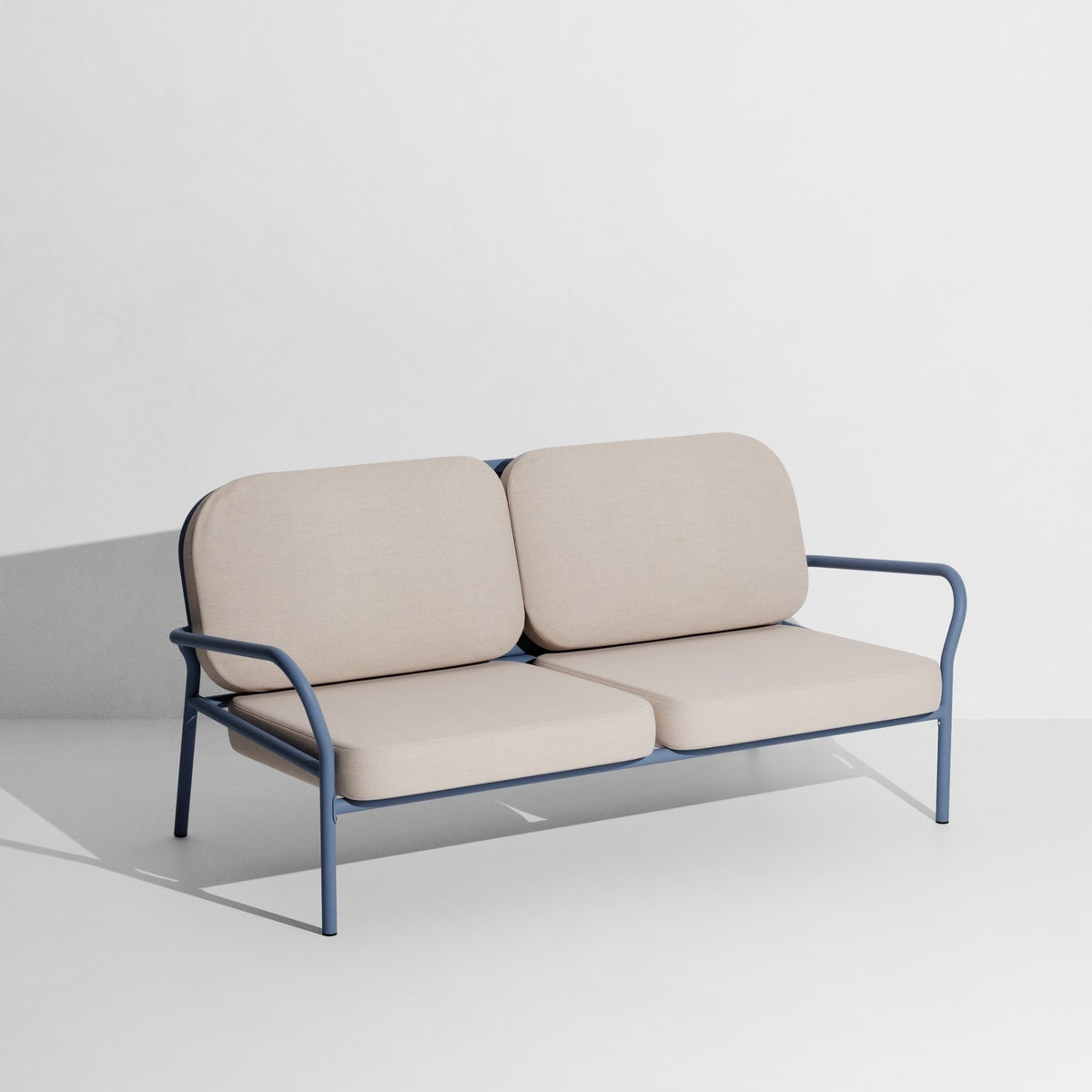 Week-End Gartenbank mit Armlehne von Petite Friture in Gold, Aluminium mit gerahmter ovaler Form und Lamellenstruktur.
