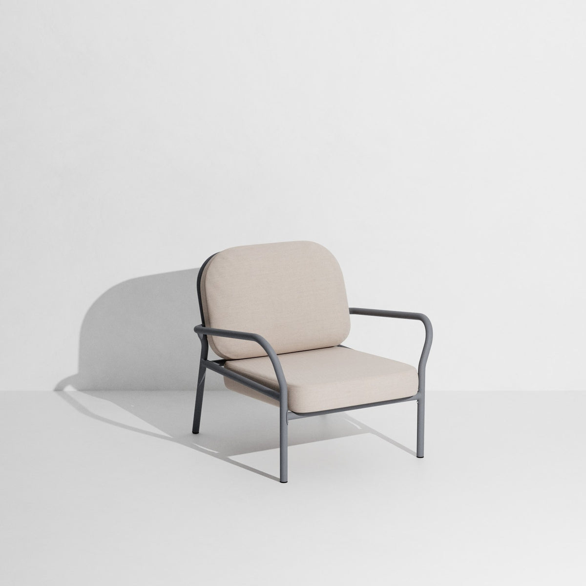 Week-End Gartenbank mit Armlehne von Petite Friture in Gold, Aluminium mit gerahmter ovaler Form und Lamellenstruktur.