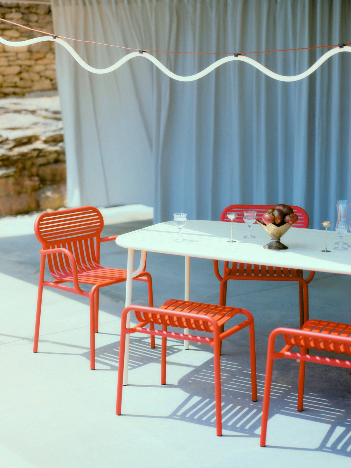 Week-End Gartenhocker von Petite Friture in Gold: Hocker aus Aluminium mit ovaler, gerahmter Form und streifenartigen Lamellen für den Aussenbereich.