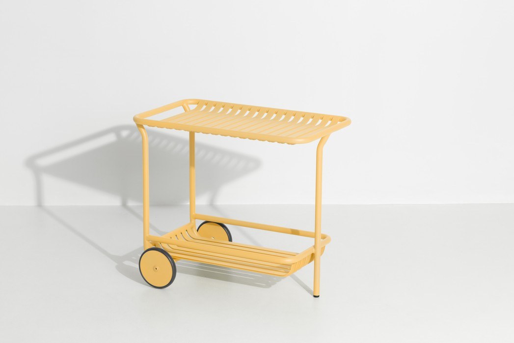 Week-End Trolley von Petite Friture: Beistelltisch aus Aluminium in Gold, ovale Form mit horizontalen und vertikalen Lamellen, für innen und aussen.