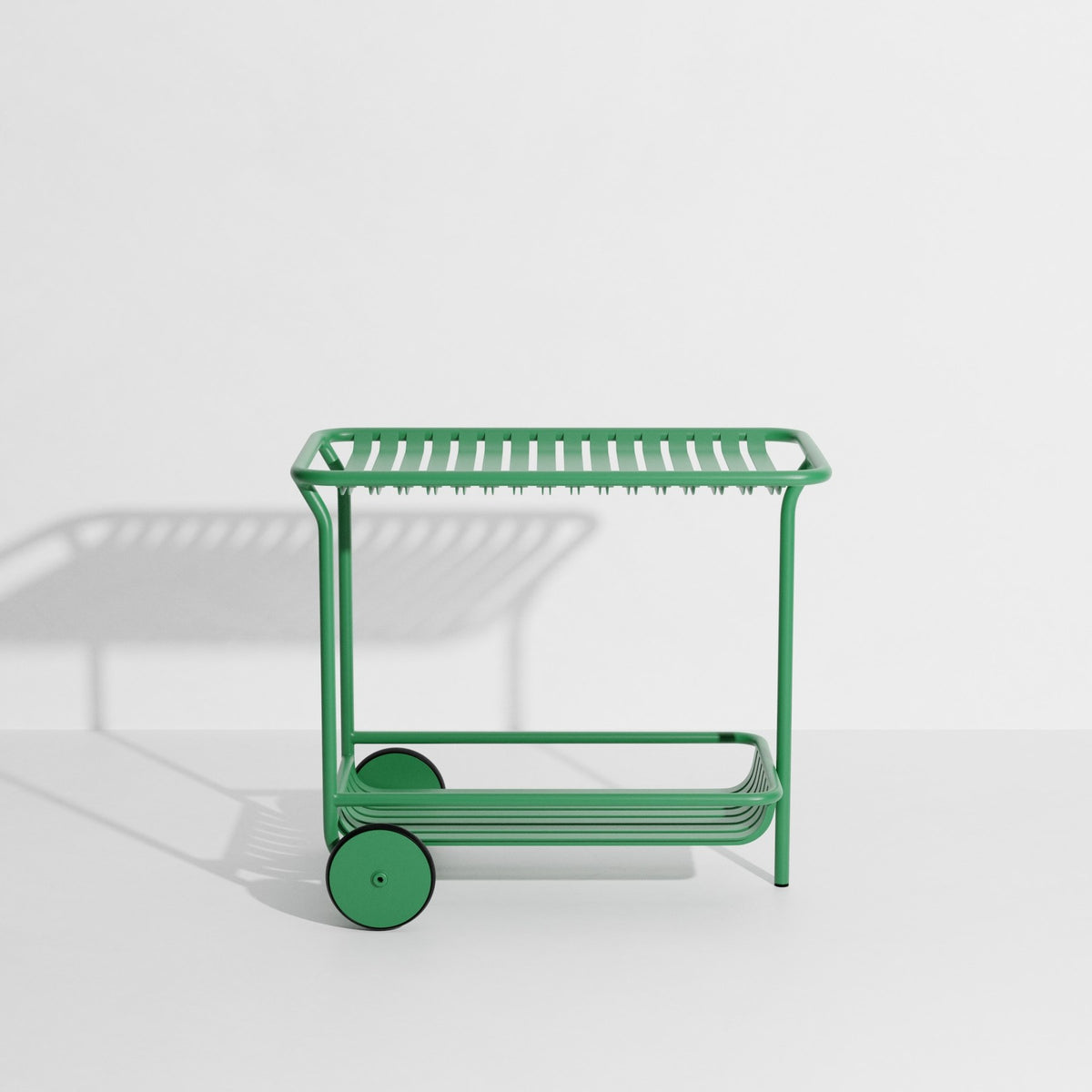 Week-End Trolley von Petite Friture: Beistelltisch aus Aluminium in Gold, ovale Form mit horizontalen und vertikalen Lamellen, für innen und aussen.