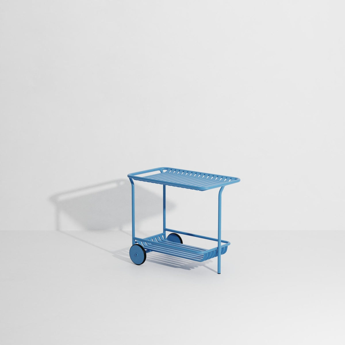 Week-End Trolley von Petite Friture: Beistelltisch aus Aluminium in Gold, ovale Form mit horizontalen und vertikalen Lamellen, für innen und aussen.