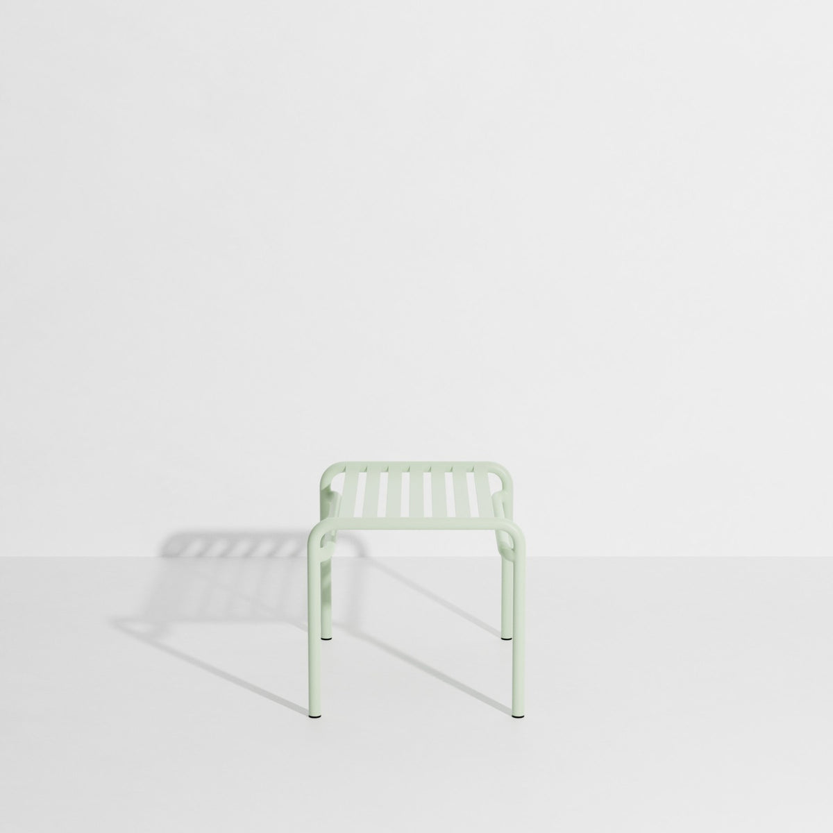 Ovaler Fusshocker aus mattiertem Aluminium mit UV-Pulverbeschichtung, gerahmte Form mit horizontalen und vertikalen Lamellen, Farbe Gelb.