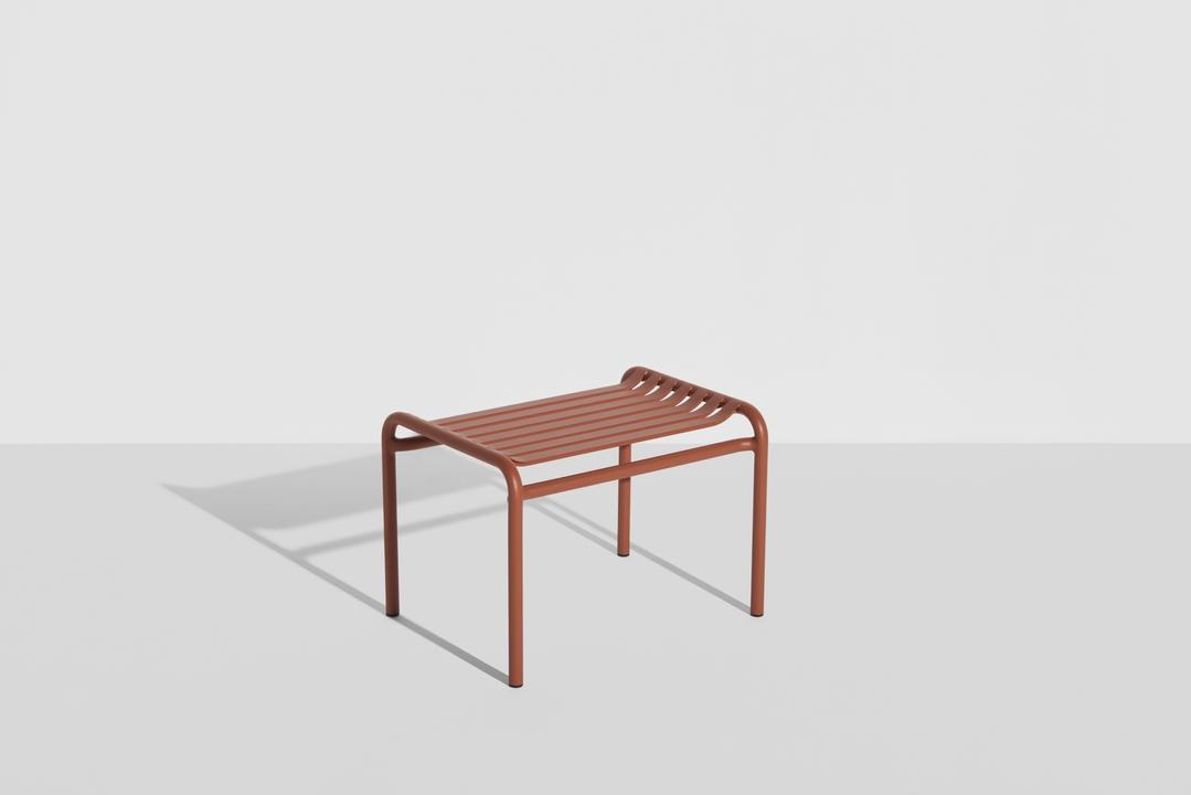 Ovaler Fusshocker aus mattiertem Aluminium mit UV-Pulverbeschichtung, gerahmte Form mit horizontalen und vertikalen Lamellen, Farbe Gelb.