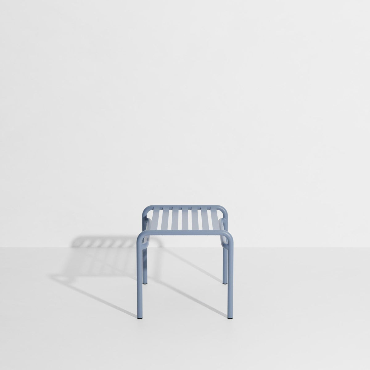 Ovaler Fusshocker aus mattiertem Aluminium mit UV-Pulverbeschichtung, gerahmte Form mit horizontalen und vertikalen Lamellen, Farbe Gelb.