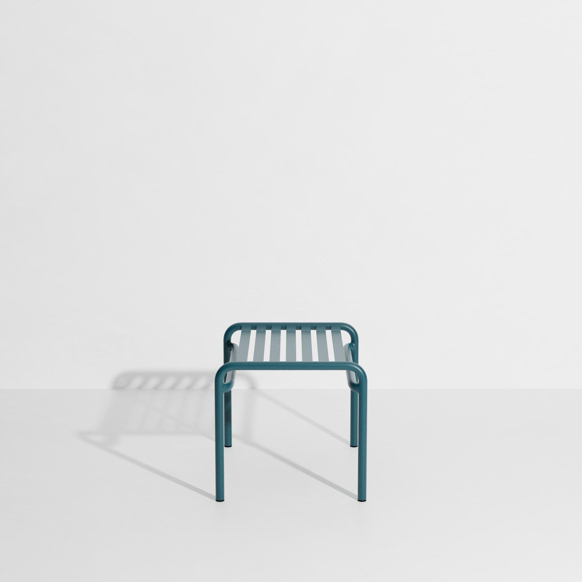 Ovaler Fusshocker aus mattiertem Aluminium mit UV-Pulverbeschichtung, gerahmte Form mit horizontalen und vertikalen Lamellen, Farbe Gelb.