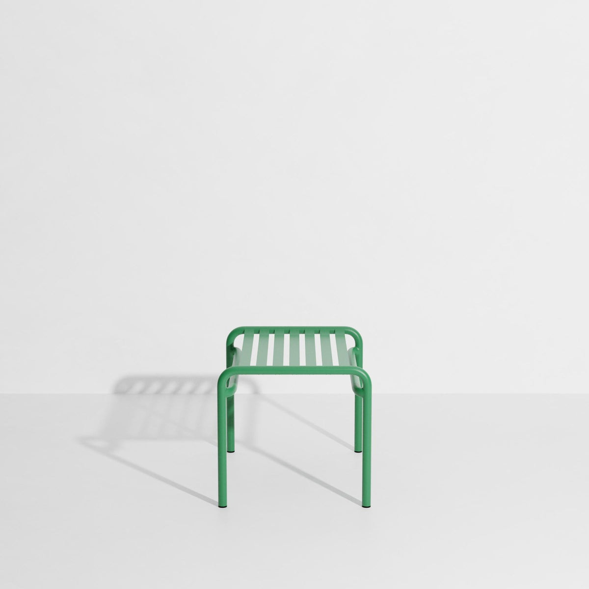 Ovaler Fusshocker aus mattiertem Aluminium mit UV-Pulverbeschichtung, gerahmte Form mit horizontalen und vertikalen Lamellen, Farbe Gelb.