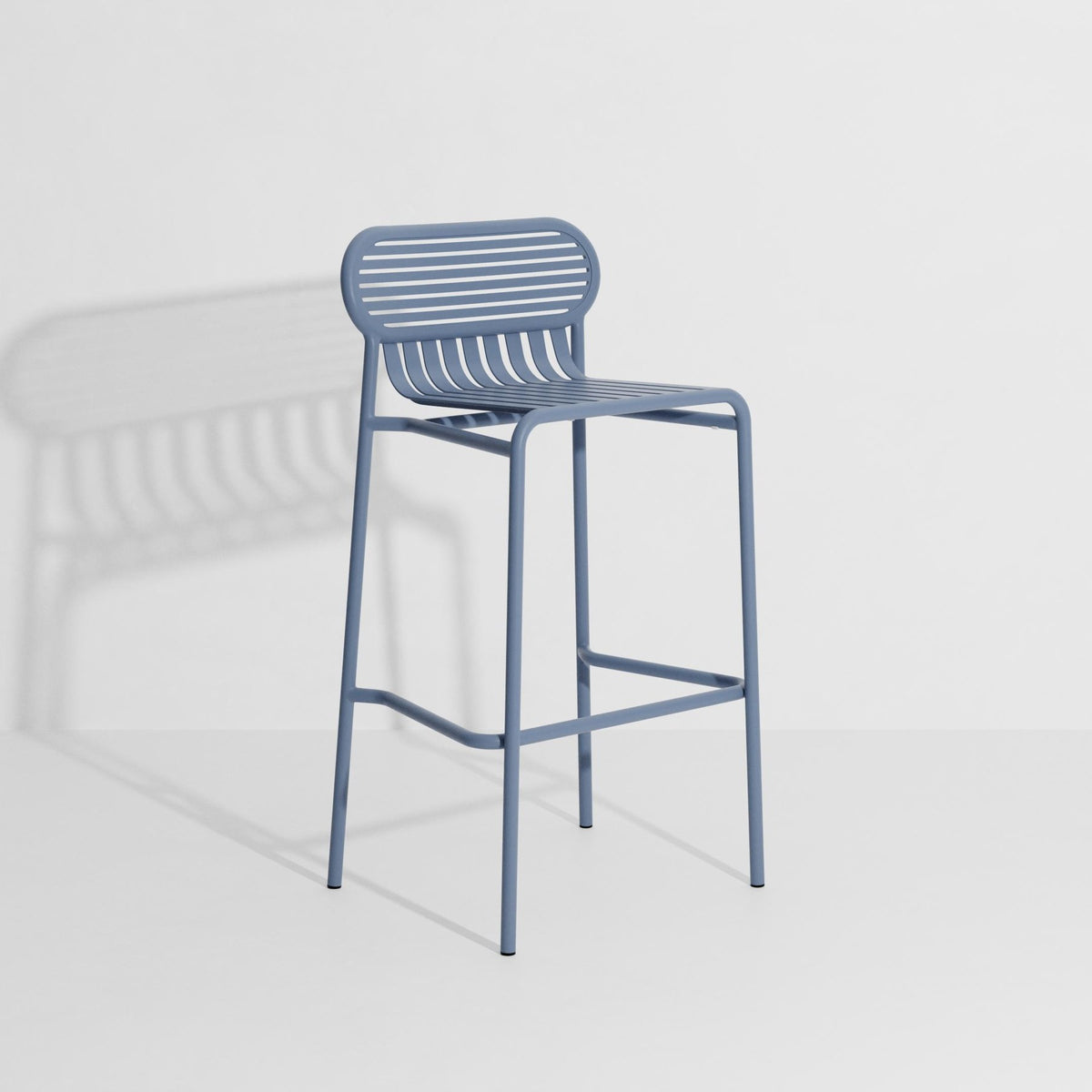 Barhocker Week-End von Petite Friture aus mattiertem schwarzem Aluminium, ovale Rahmenform mit horizontalen und vertikalen Lamellen, Sitzhöhe 80 cm.