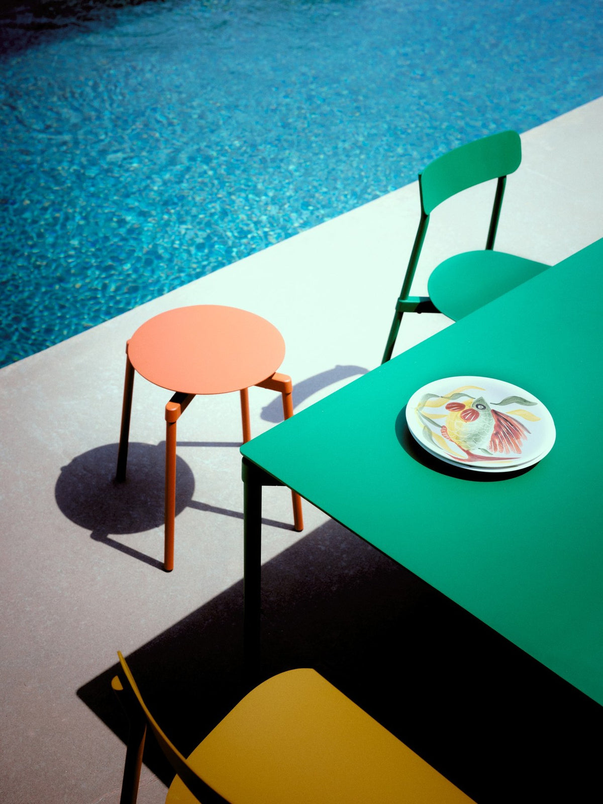 Fromme Lounge Chair von Petite Friture in Steingrau: Sitzmöbel aus mattiertem, grained-beschichtetem Aluminium mit stromlinienförmiger Form.