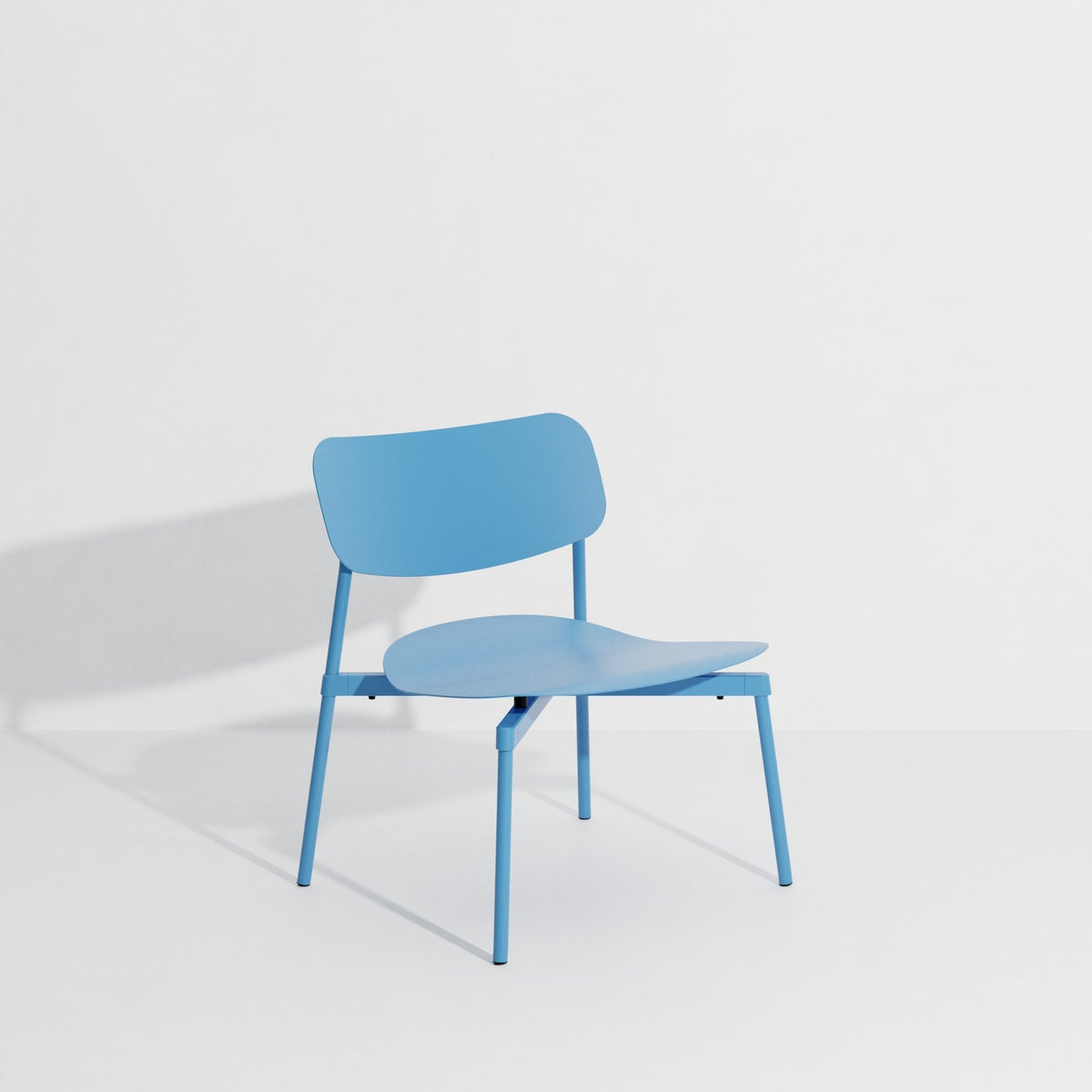 Fromme Lounge Chair von Petite Friture in Steingrau: Sitzmöbel aus mattiertem, grained-beschichtetem Aluminium mit stromlinienförmiger Form.