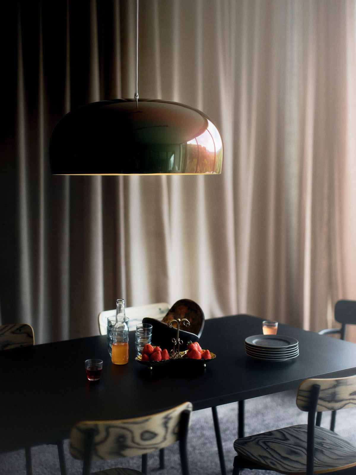 Quadratischer Gartentisch Fromme von Petite Friture aus mattiertem, grained Aluminium mit anti-UV-Pulverbeschichtung in Coral, 70x70cm, Höhe 73cm.