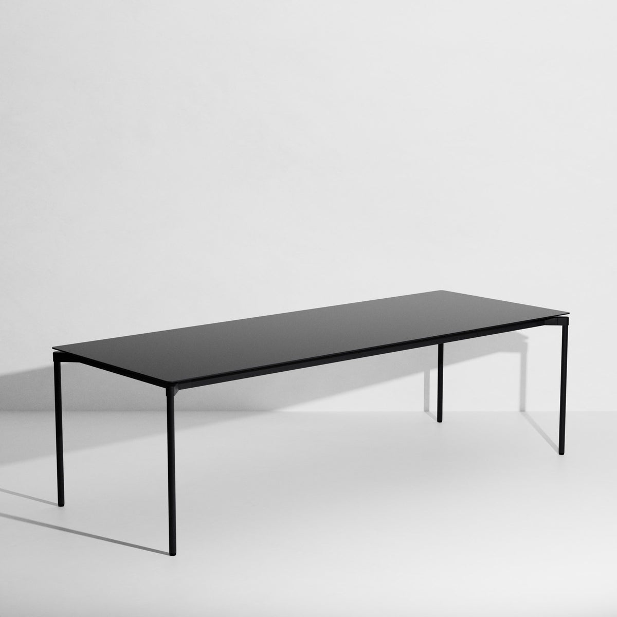 Rechteckiger Gartentisch Fromme von Petite Friture aus schwarzem, mattiertem Aluminium mit pulverbeschichteter Oberfläche.