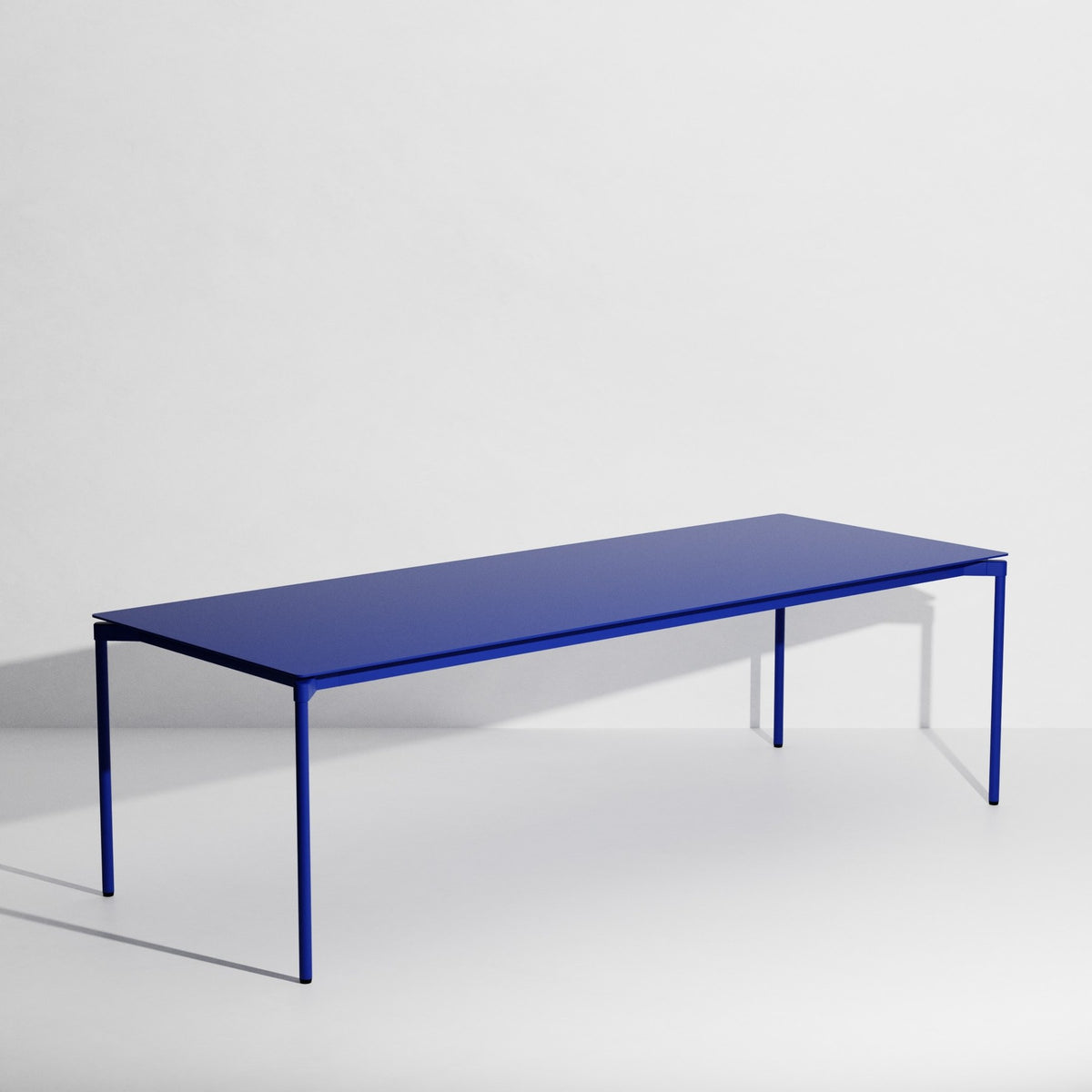 Rechteckiger Gartentisch Fromme von Petite Friture aus schwarzem, mattiertem Aluminium mit pulverbeschichteter Oberfläche.