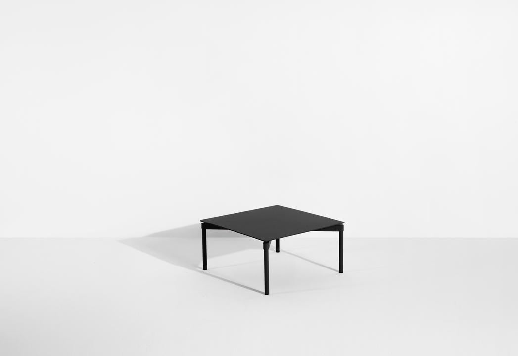 Quadratischer Couchtisch Fromme von Petite Friture aus Aluminium in Coral, mattierte Pulverbeschichtung, Grösse 70x70x35 cm, für innen und aussen.