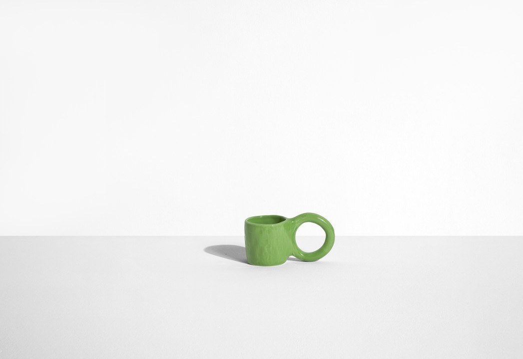 Zwei Espressotassen aus Tonwaren in Pistazie mit glänzender Glasur und donutförmigem Henkel, handwerklicher Look, von Petite Friture