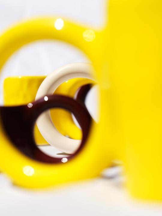 Zwei Espressotassen aus Tonwaren in Pistazie mit glänzender Glasur und donutförmigem Henkel, handwerklicher Look, von Petite Friture