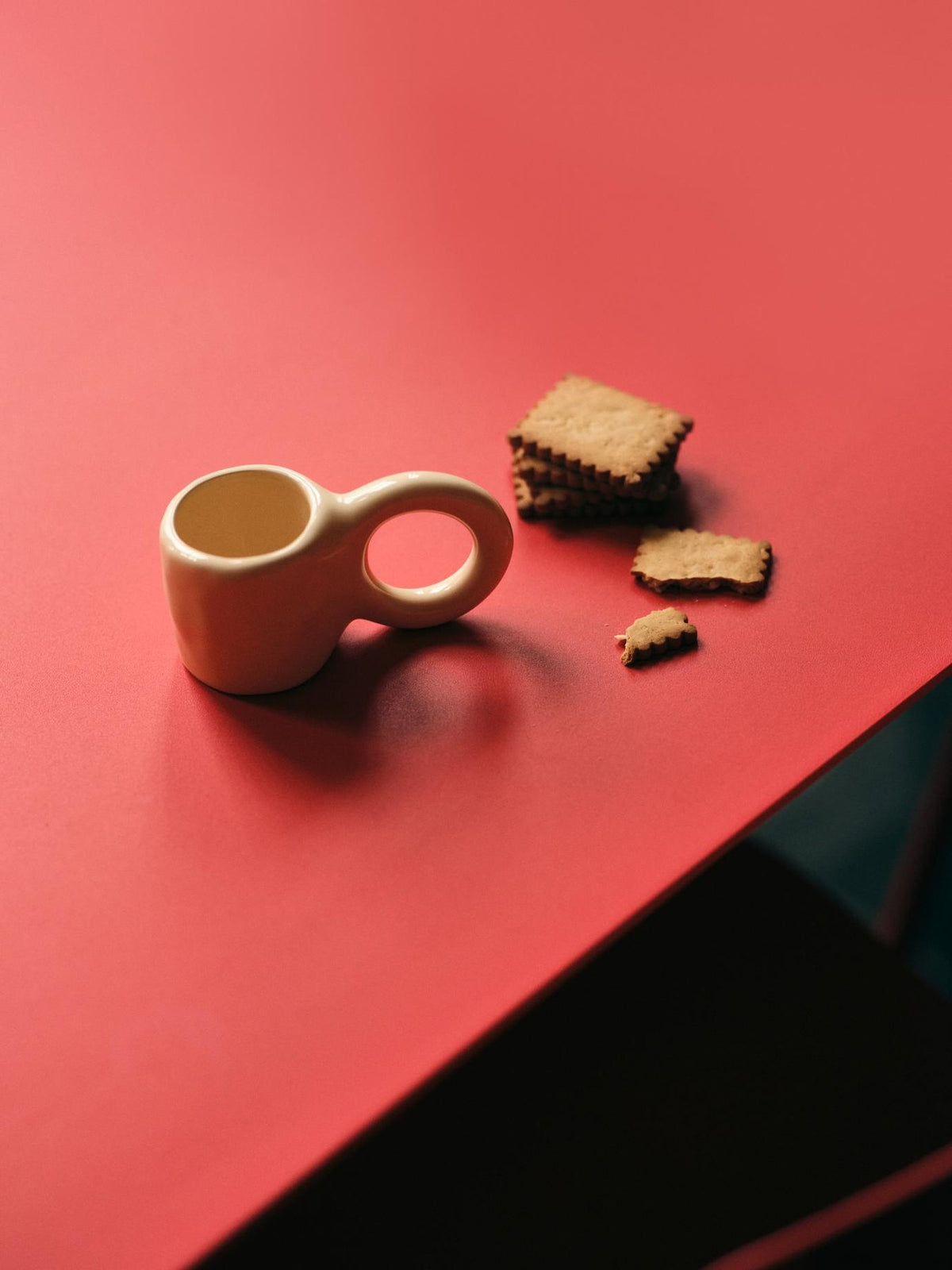 Zwei Espressotassen aus Tonwaren in Pistazie mit glänzender Glasur und donutförmigem Henkel, handwerklicher Look, von Petite Friture