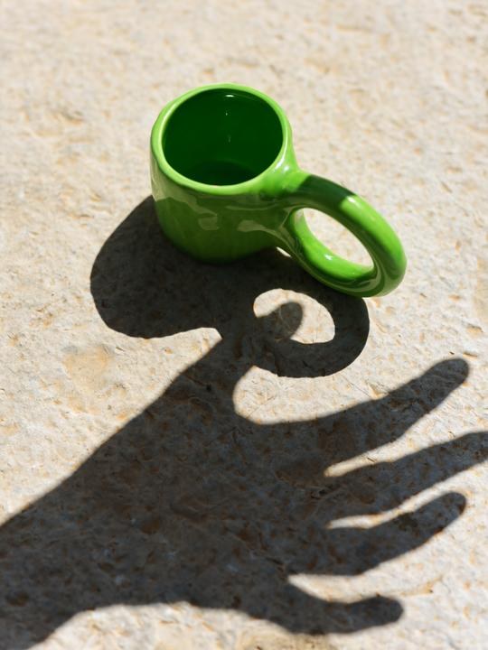Zwei Espressotassen aus Tonwaren in Pistazie mit glänzender Glasur und donutförmigem Henkel, handwerklicher Look, von Petite Friture