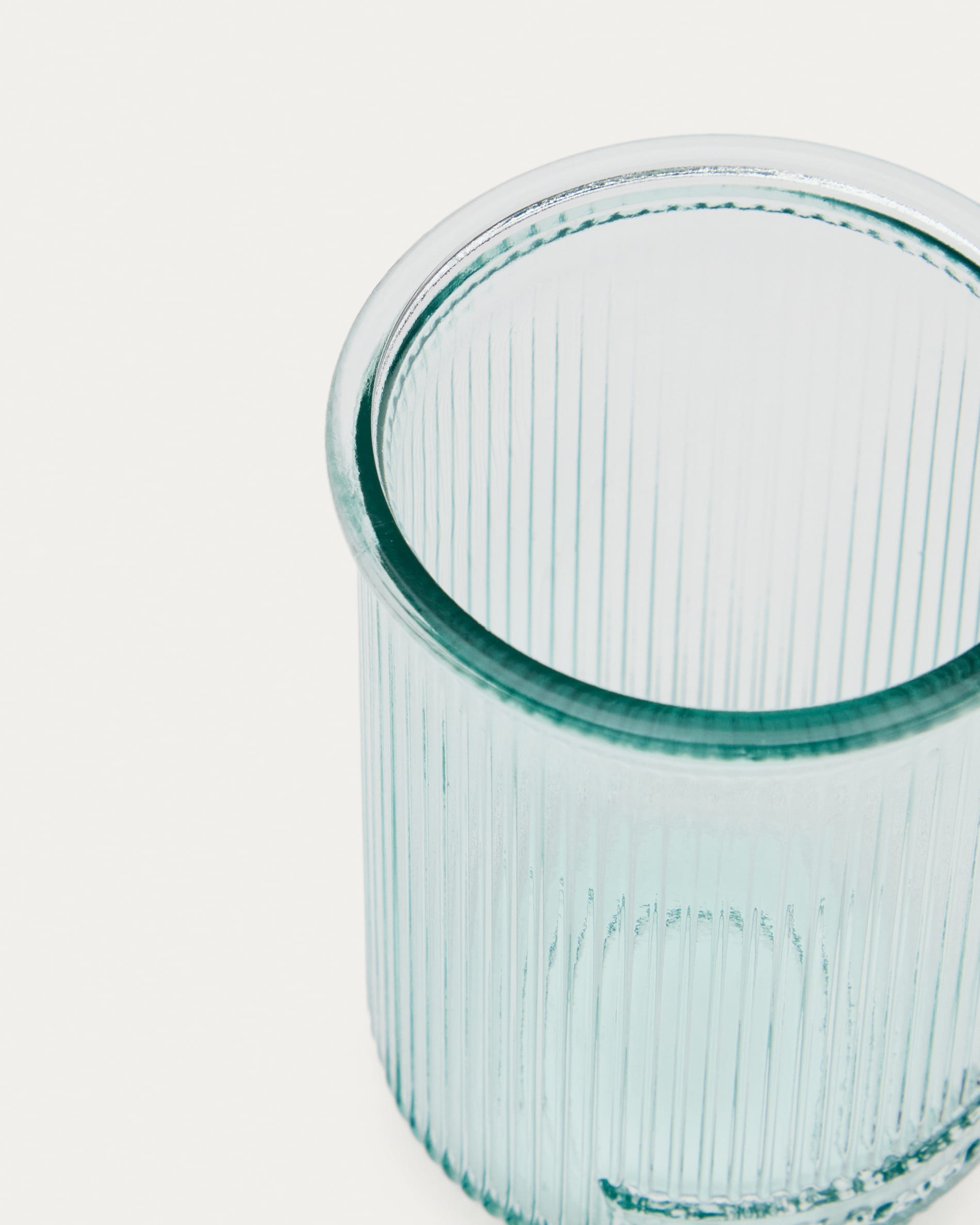 Entdecken Sie das Milma Glas von Kave Home: Elegantes Recyclingglas, das umweltfreundliches Design und praktische Vielseitigkeit vereint.