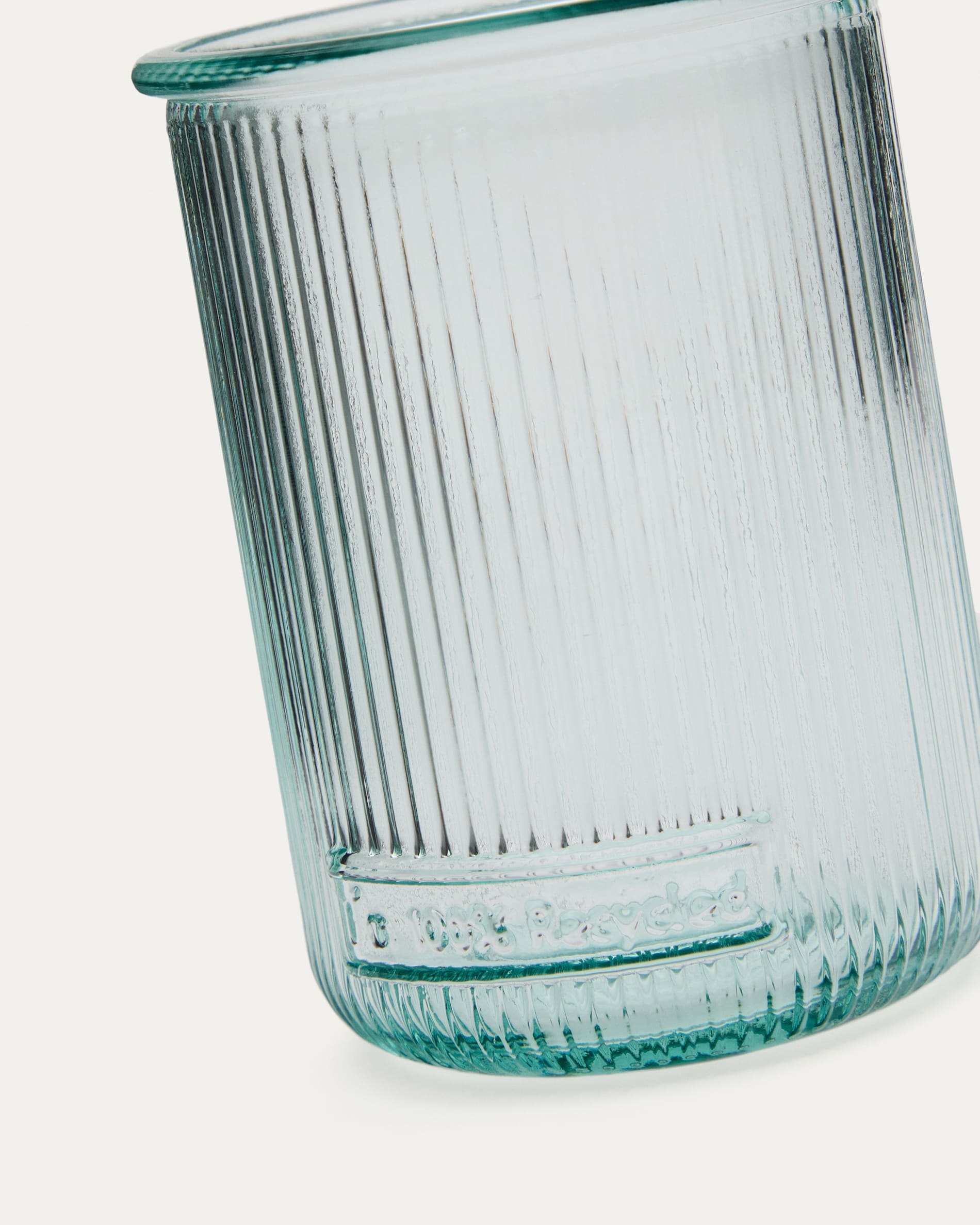 Erleben Sie das Milma Glas von Kave Home: Einzigartiges Recyclingglas, das stilvolles Design mit nachhaltiger Funktionalität kombiniert.