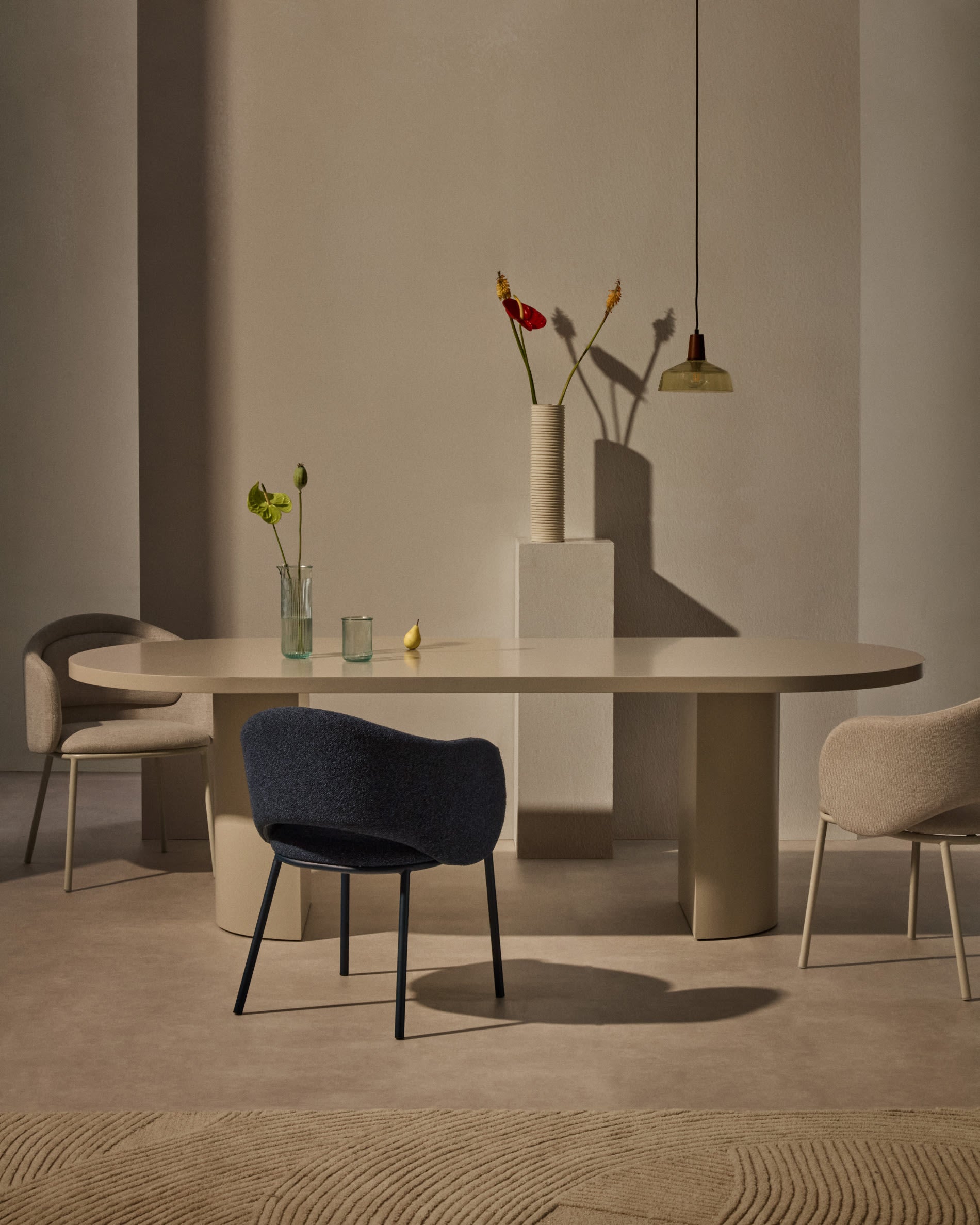 Das Milma Glas von Kave Home besteht aus transparentem Recyclingglas, nachhaltig und elegant für vielseitige Nutzung.