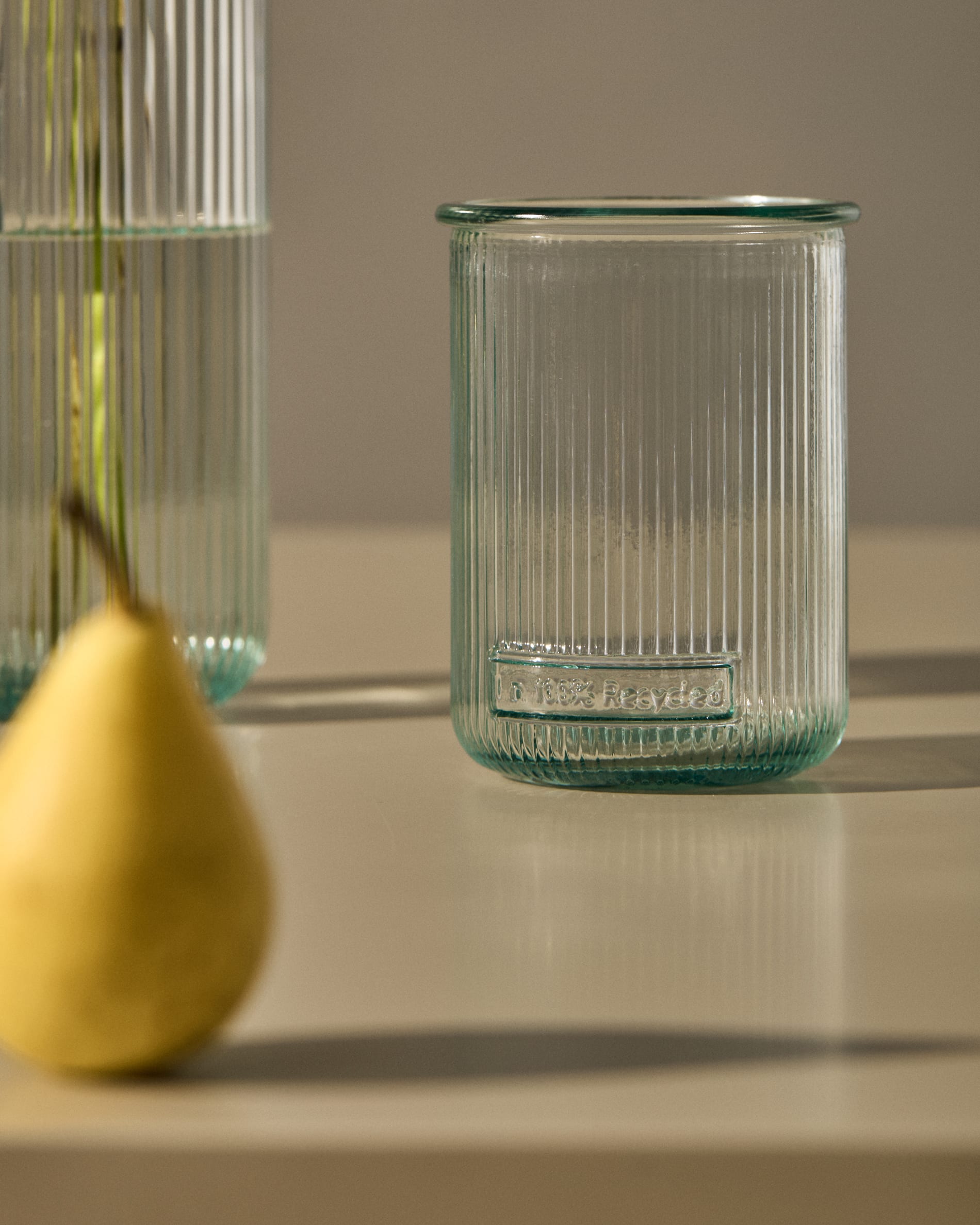 Das Milma Glas von Kave Home, aus transparentem Recyclingglas, bietet umweltfreundliches Design für stilvollen Alltagsgebrauch.