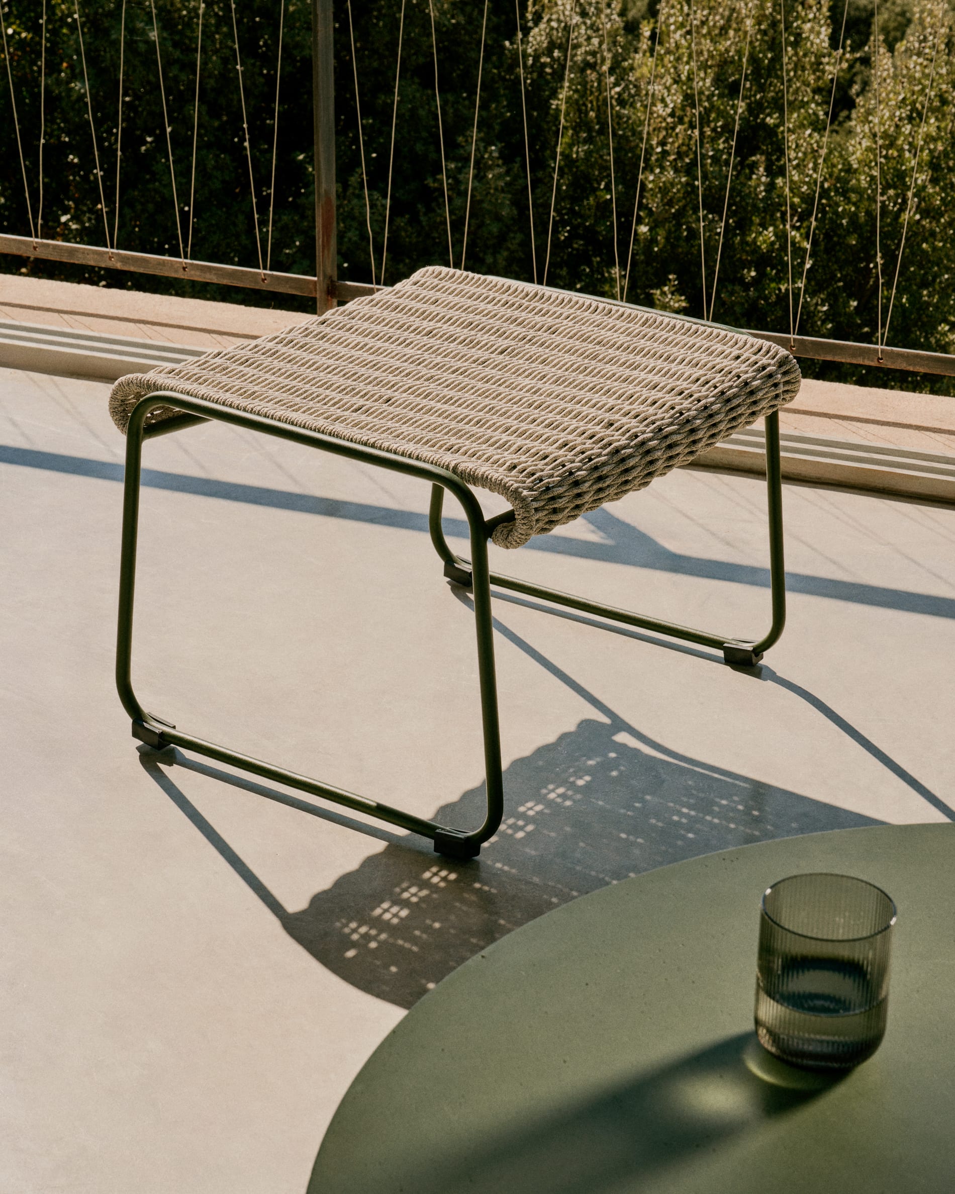 Das Milma Glas von Kave Home aus recyceltem Glas bietet nachhaltige Eleganz und umweltfreundliches Design für Ihr Zuhause.