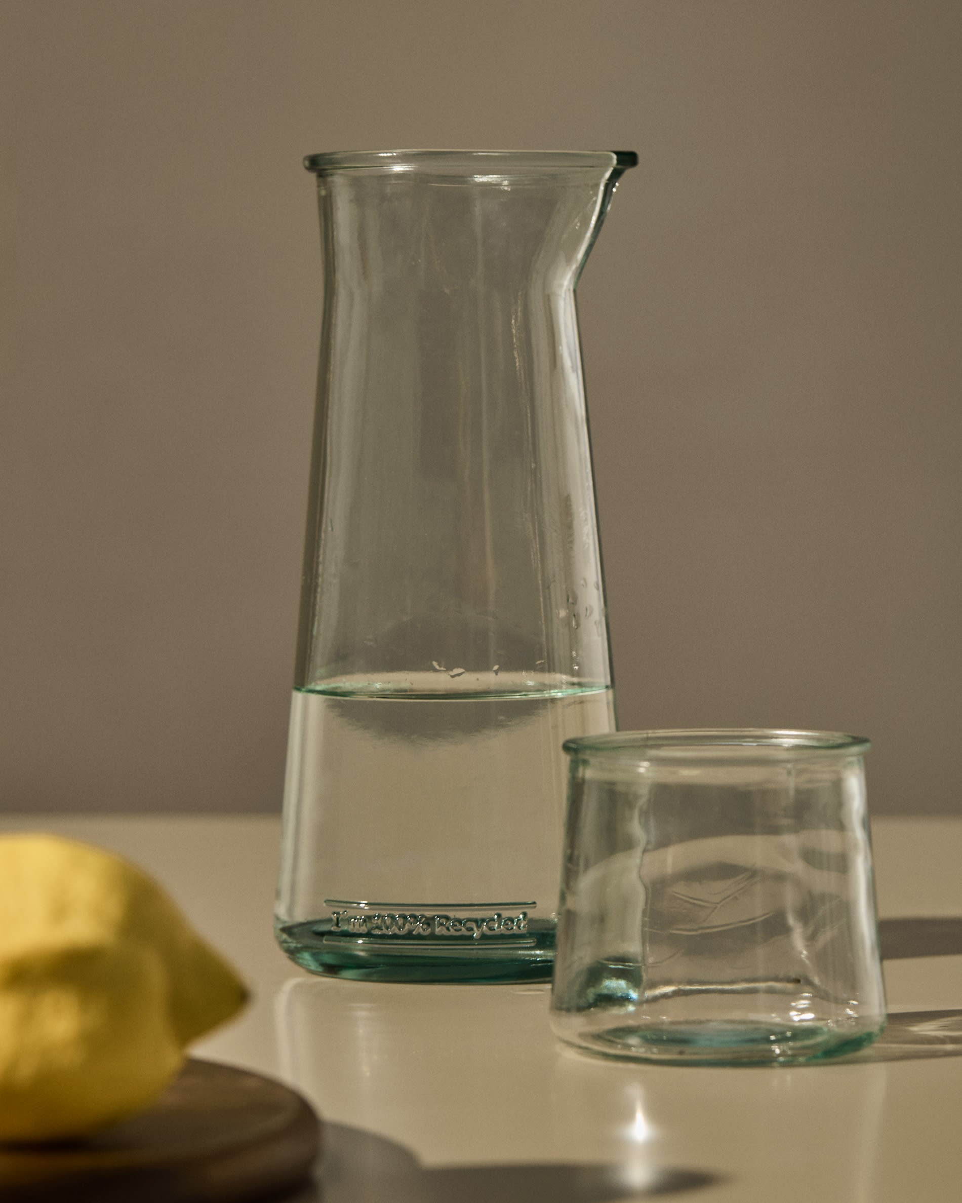 Izai Krug aus transparentem Recyclingglas in Klar präsentiert im Onlineshop von KAQTU Design AG. Krug ist von Kave Home