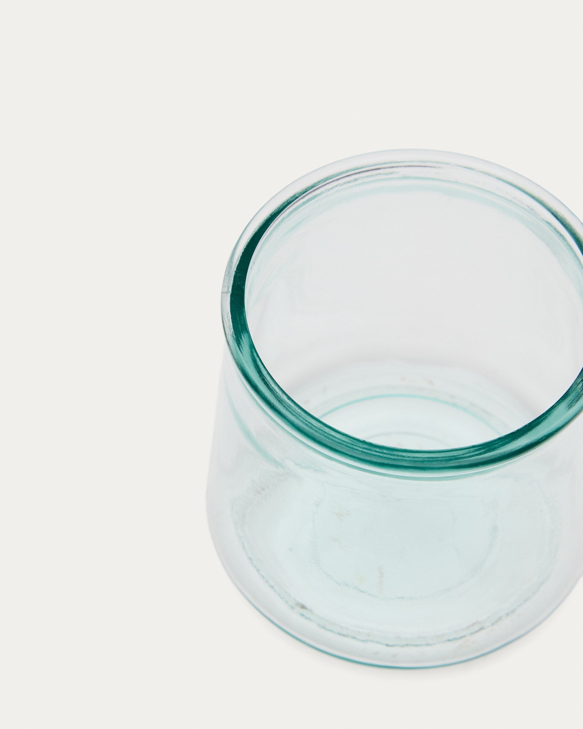 Entdecken Sie das Izai Glas von Kave Home: Ein elegantes Trinkgefäß aus transparentem Recyclingglas, das Nachhaltigkeit und Stil vereint.