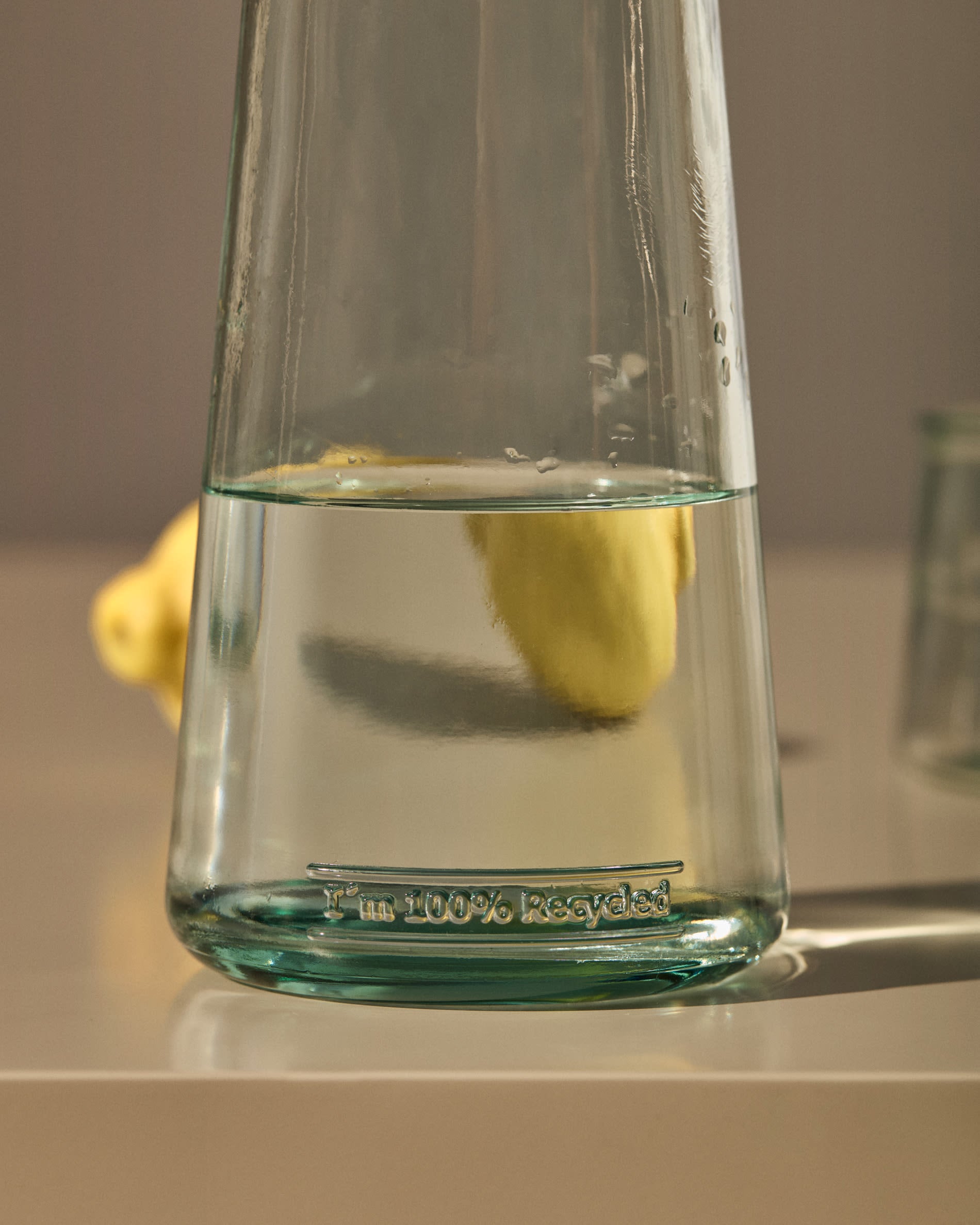 Das Izai Glas von Kave Home aus transparentem Recyclingglas bietet umweltfreundliche Eleganz für Ihren täglichen Gebrauch.