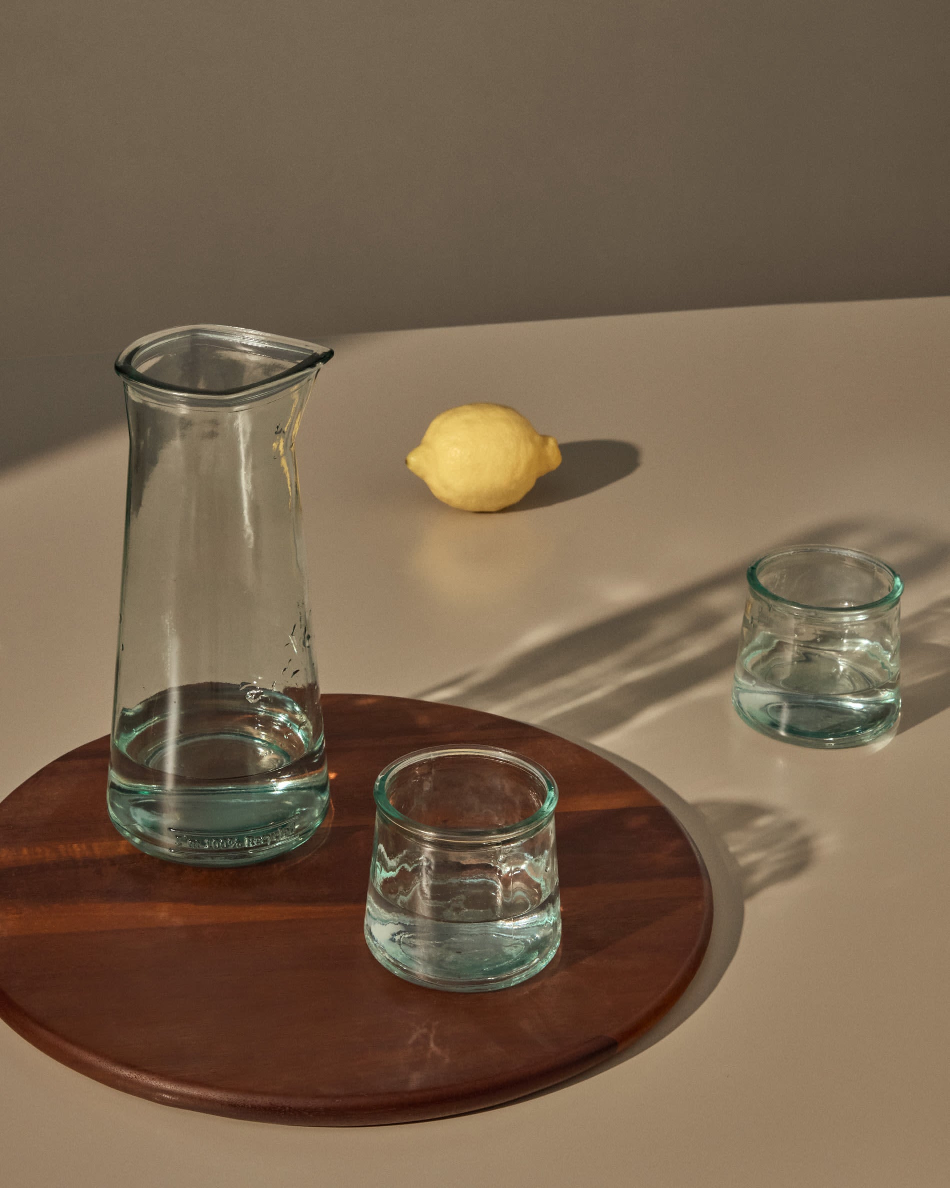 Das Izai Glas von Kave Home aus transparentem Recyclingglas vereint umweltfreundliche Materialien mit modernem Stil.