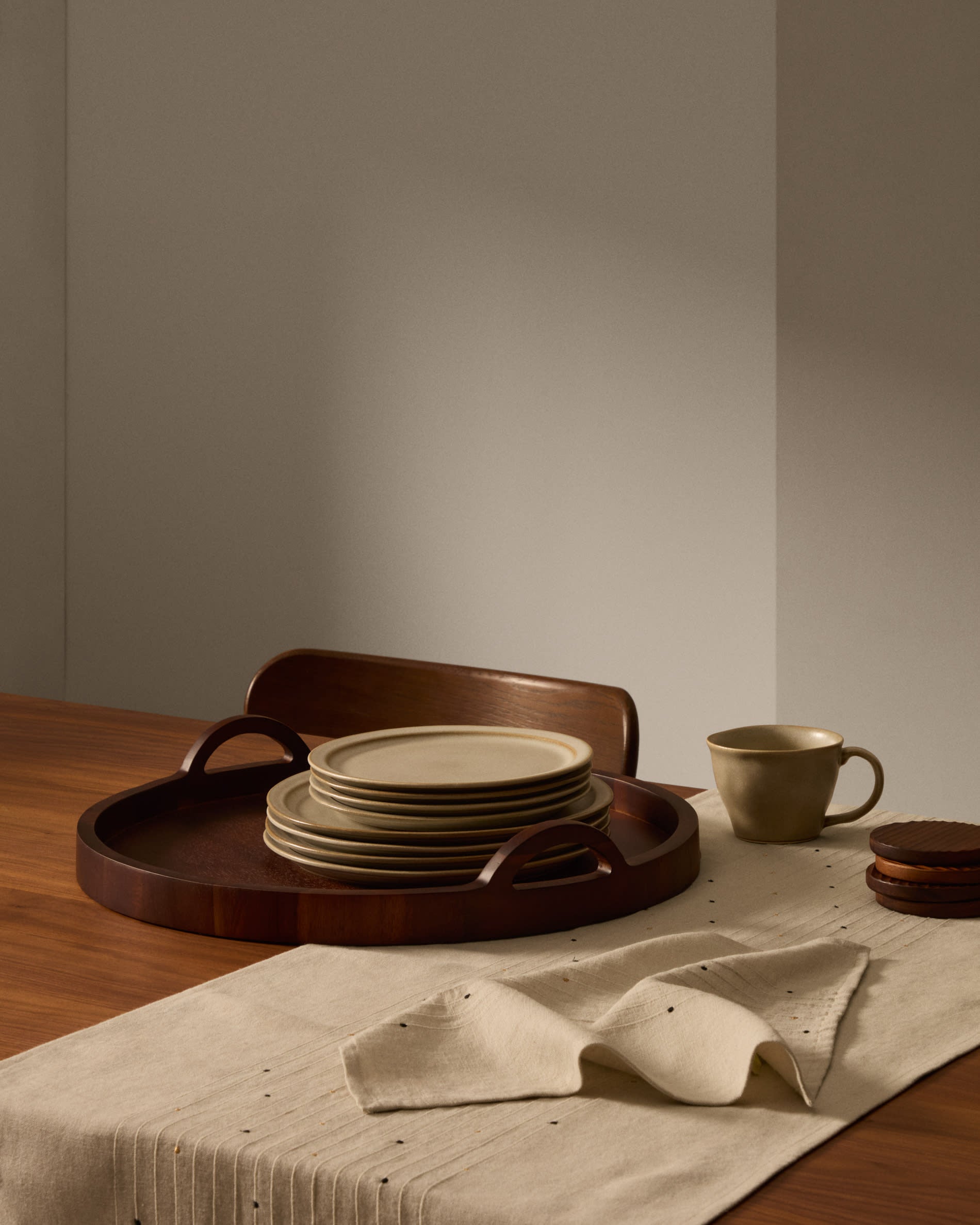 Tablett Zoa aus Akazienholz mit dunklem Finish FSC 100% Ø50 cm in Dunkelbraun präsentiert im Onlineshop von KAQTU Design AG. Tablett ist von Kave Home