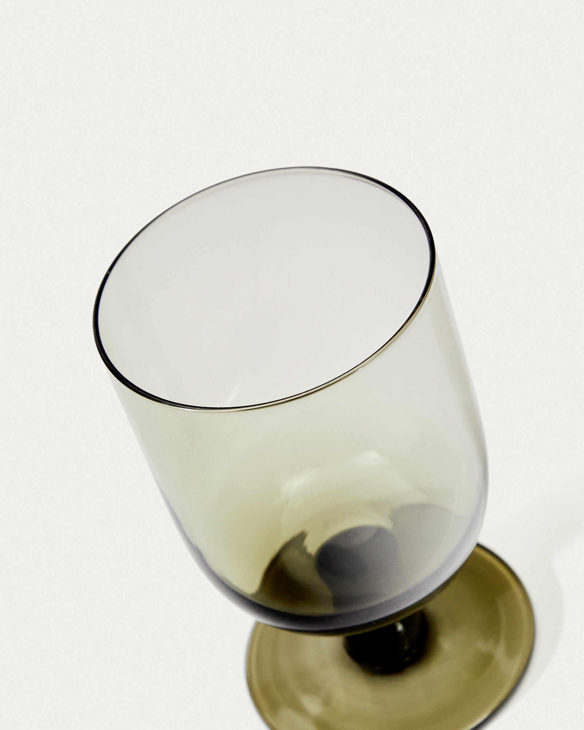 Entdecken Sie das elegante Weinglas Sauky von Kave Home aus grünem Glas (32 cl) – ein stilvolles Highlight für jeden Tisch, ideal für Weinliebhaber.