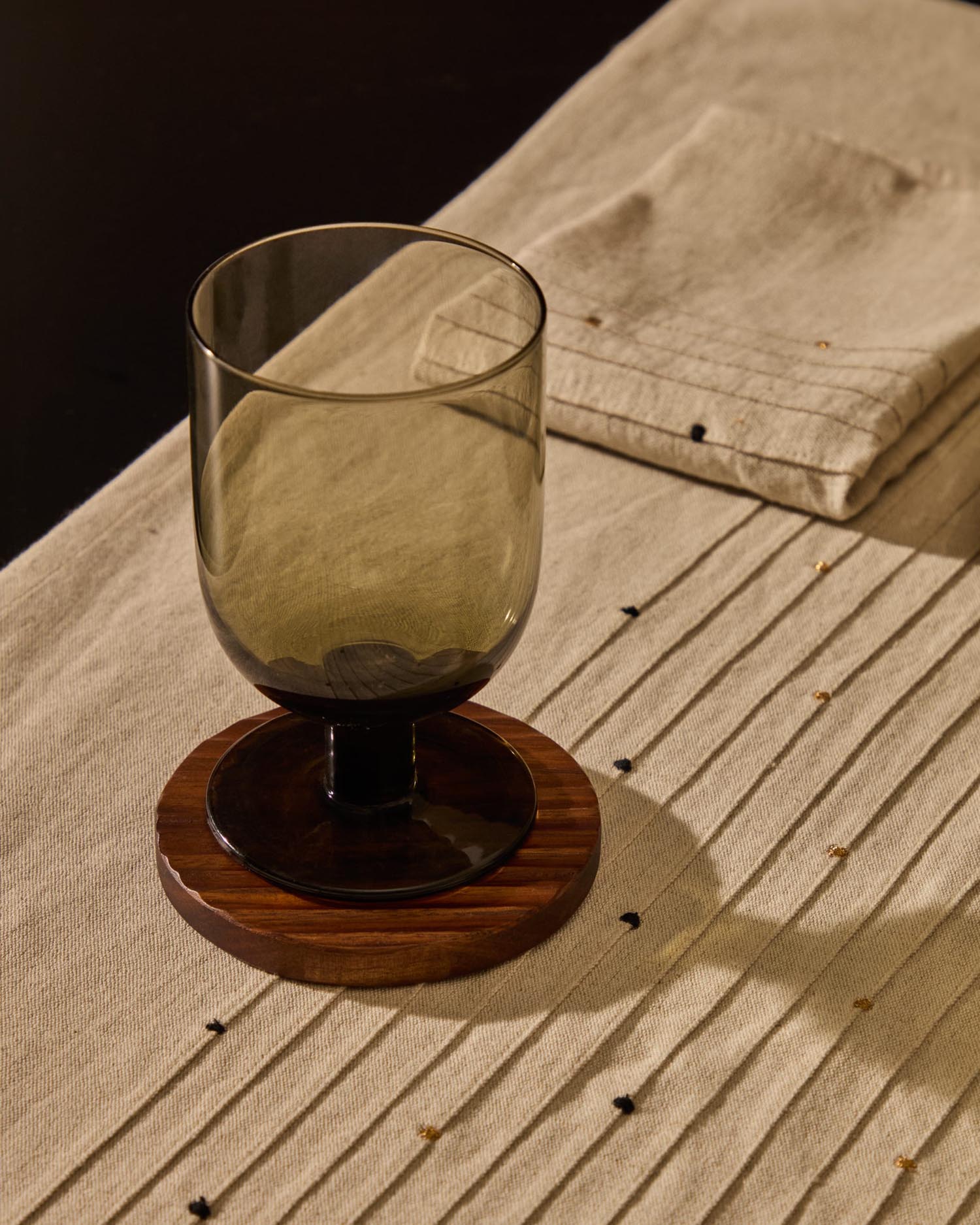 Das Weinglas Sauky aus grünem Glas, 32 cl, von Kave Home vereint Stil und Funktionalität für besondere Genussmomente.