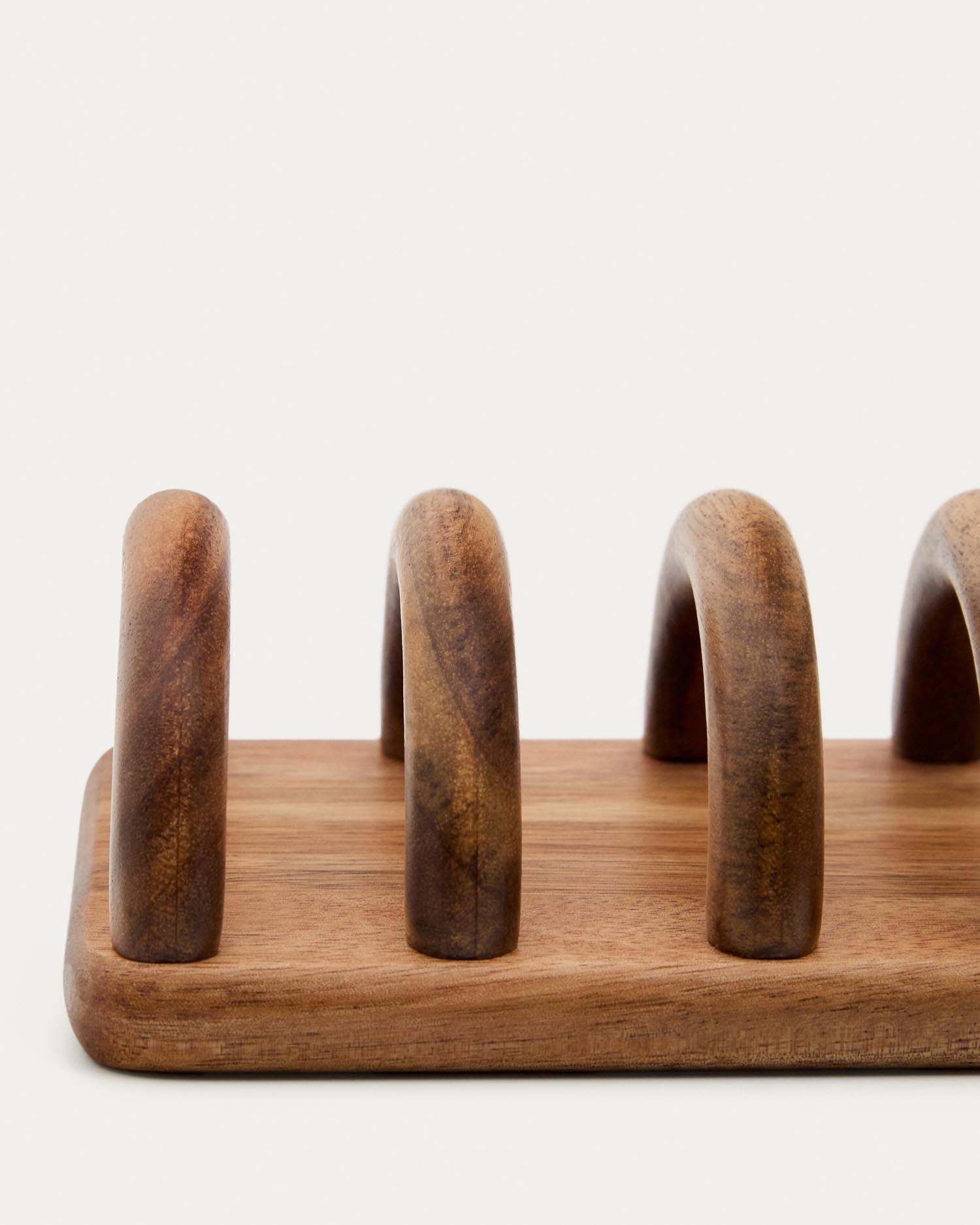 Toastständer Nukha aus Akazienholz, FSC 100 %. in Natur präsentiert im Onlineshop von KAQTU Design AG. Tablett ist von Kave Home