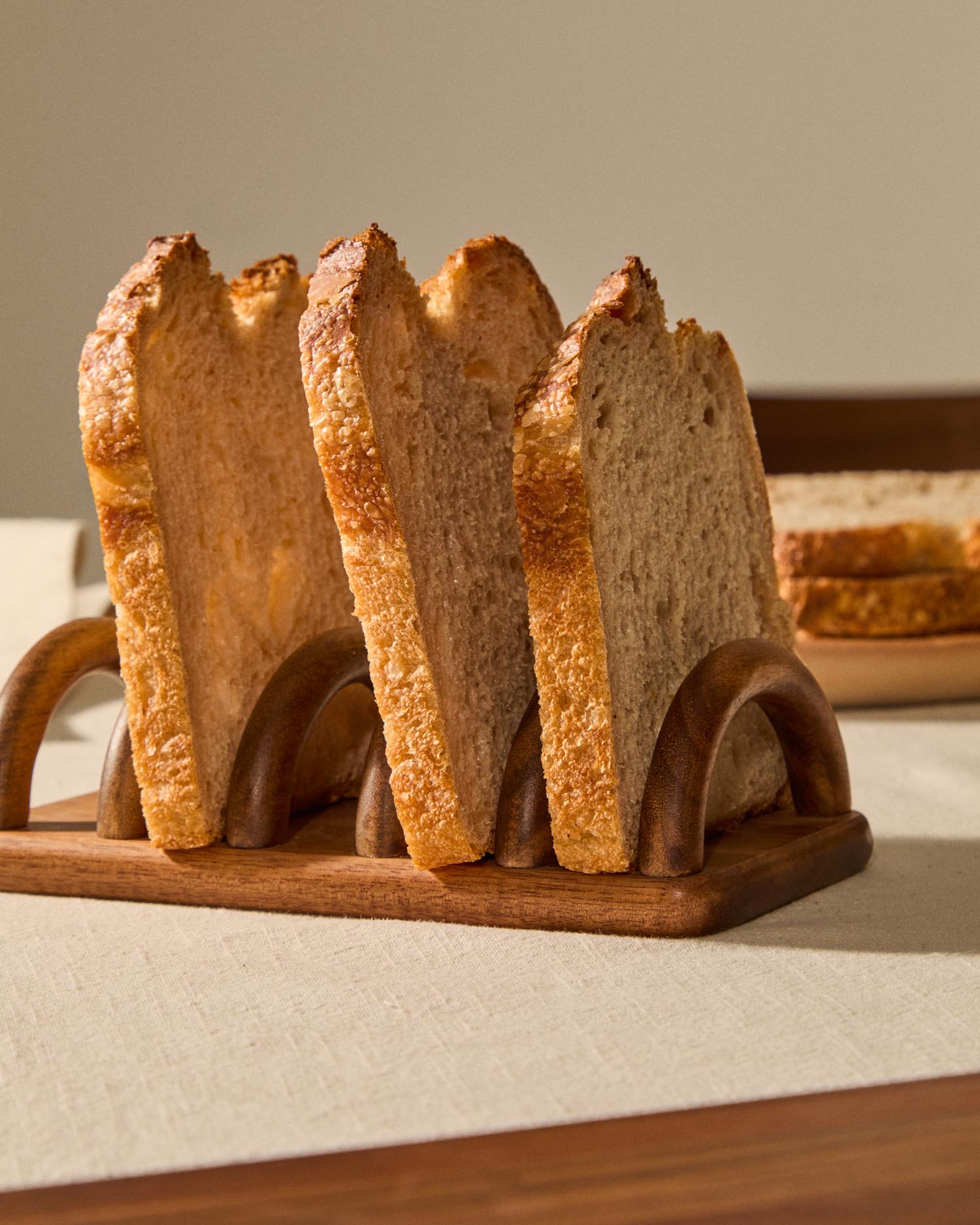 Toastständer Nukha aus Akazienholz, FSC 100 %. in Natur präsentiert im Onlineshop von KAQTU Design AG. Tablett ist von Kave Home