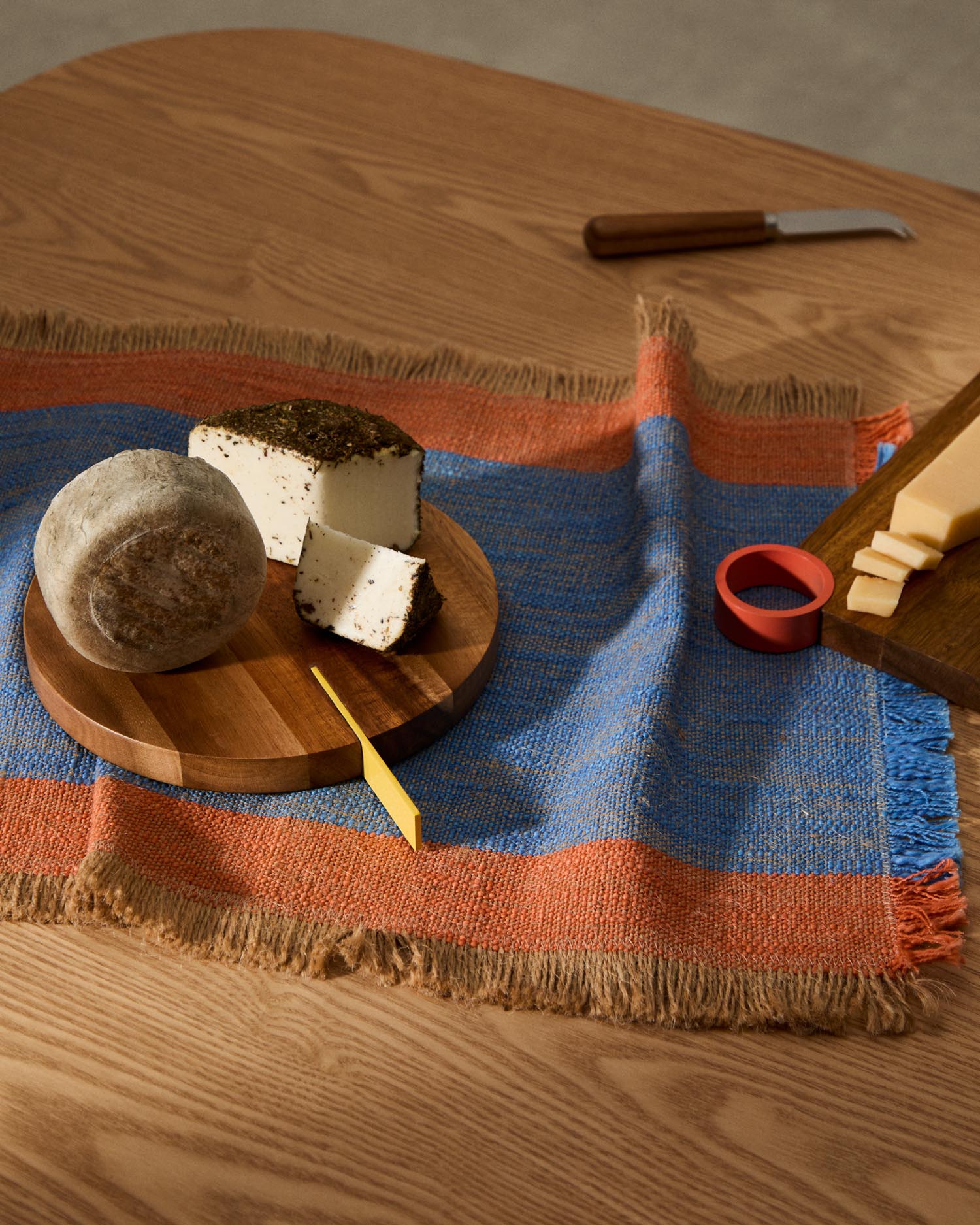 Servierbrett Zairin aus Akazienholz und gelbem Metall, FSC 100 % in Gelb präsentiert im Onlineshop von KAQTU Design AG. Tablett ist von Kave Home