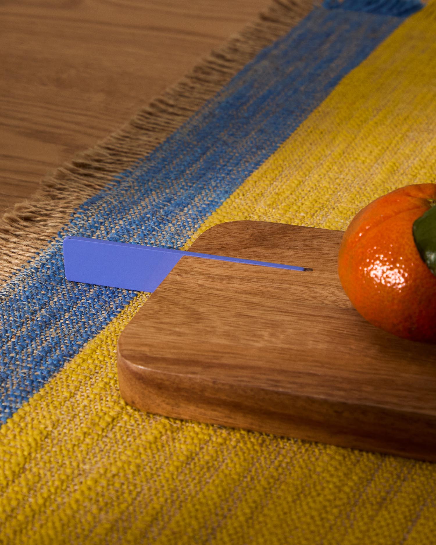 Servierbrett Zairin aus Akazienholz und lilafarbenem Metall, FSC 100 % in Blau präsentiert im Onlineshop von KAQTU Design AG. Tablett ist von Kave Home