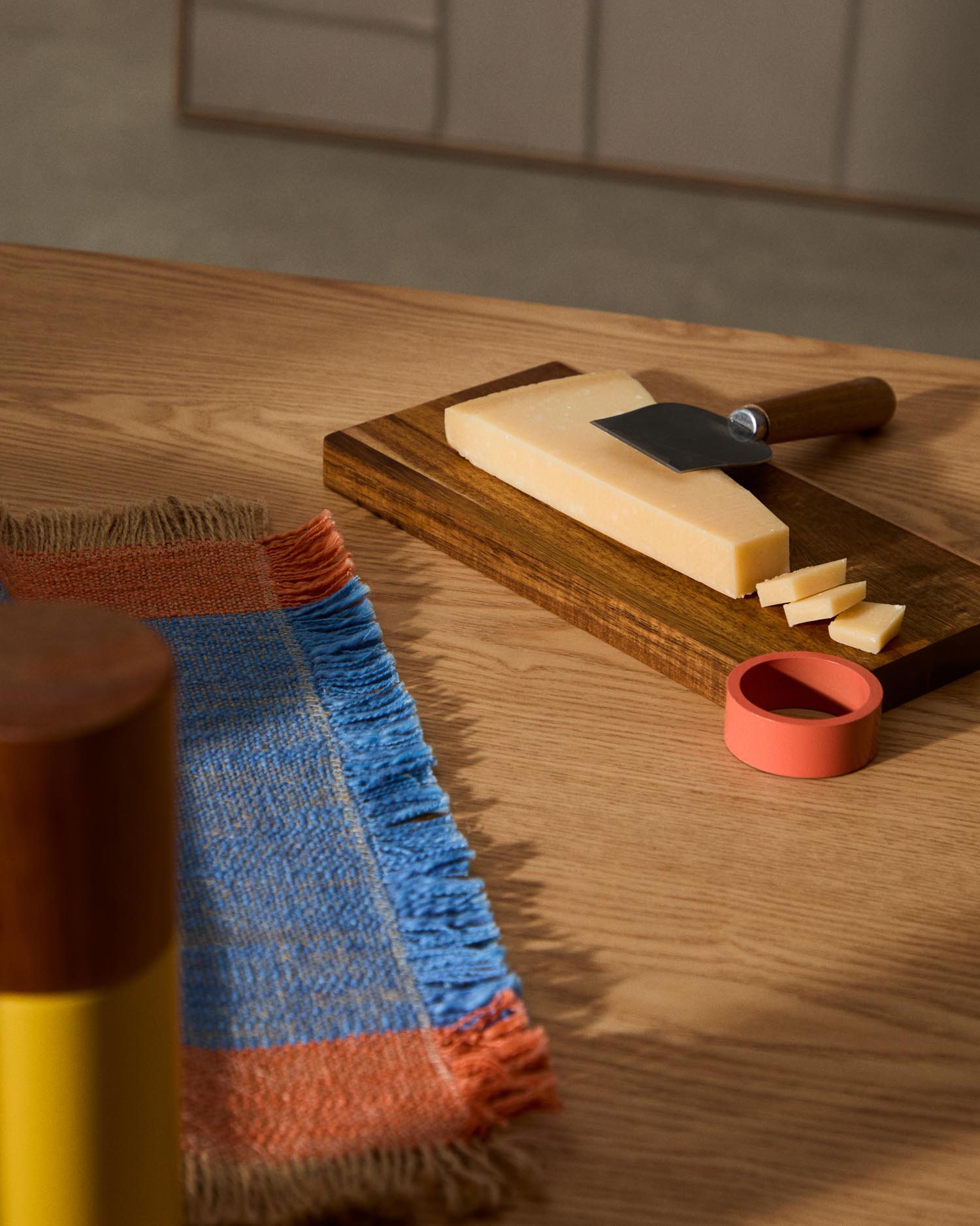 Servierbrett Zairin aus Akazienholz und rosafarbenem Metall, FSC 100 % in Rot präsentiert im Onlineshop von KAQTU Design AG. Tablett ist von Kave Home